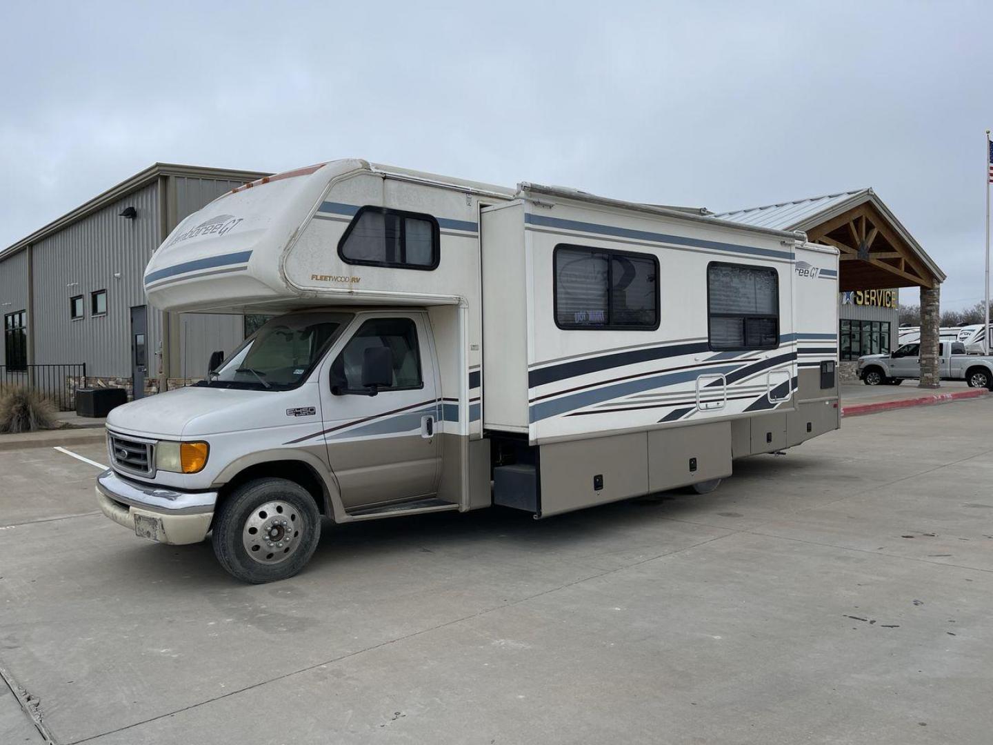 2003 WHITE FLEETWOOD JAMBOREE GT E450 (1FDXE45S93H) with an 6.8L V10 SOHC 20V engine, located at 4319 N Main Street, Cleburne, TX, 76033, (817) 221-0660, 32.435829, -97.384178 - The 2003 Fleetwood Jamboree GT allows you to enjoy the beauty of nature. Experience the ultimate in RV luxury with rear roof access, providing unparalleled views from the comfort of your mobile abode. With a spacious awning and a slide-out feature, you'll have plenty of room to enjoy the outdoors an - Photo#22