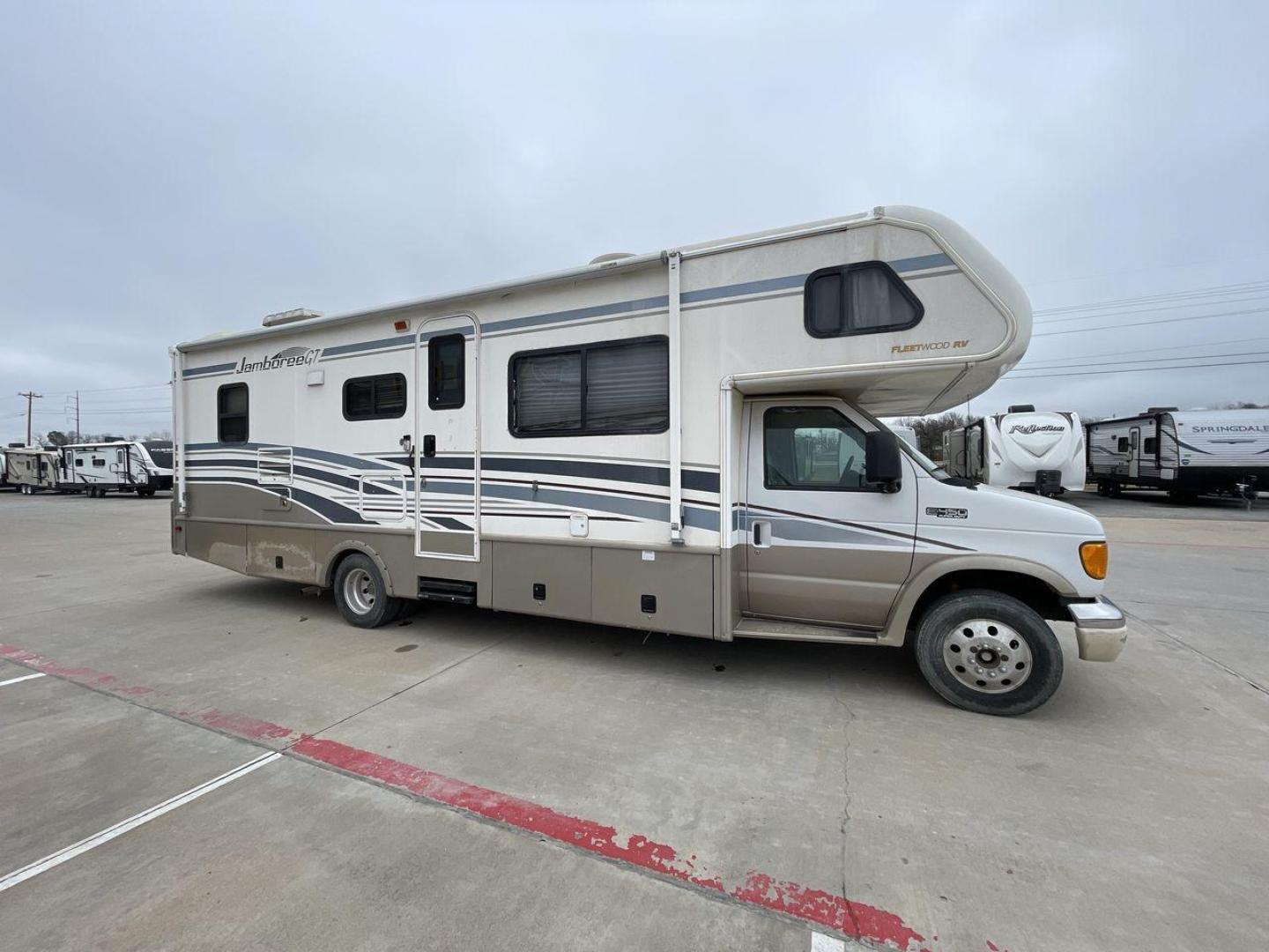 2003 WHITE FLEETWOOD JAMBOREE GT E450 (1FDXE45S93H) with an 6.8L V10 SOHC 20V engine, located at 4319 N Main Street, Cleburne, TX, 76033, (817) 221-0660, 32.435829, -97.384178 - The 2003 Fleetwood Jamboree GT allows you to enjoy the beauty of nature. Experience the ultimate in RV luxury with rear roof access, providing unparalleled views from the comfort of your mobile abode. With a spacious awning and a slide-out feature, you'll have plenty of room to enjoy the outdoors an - Photo#23