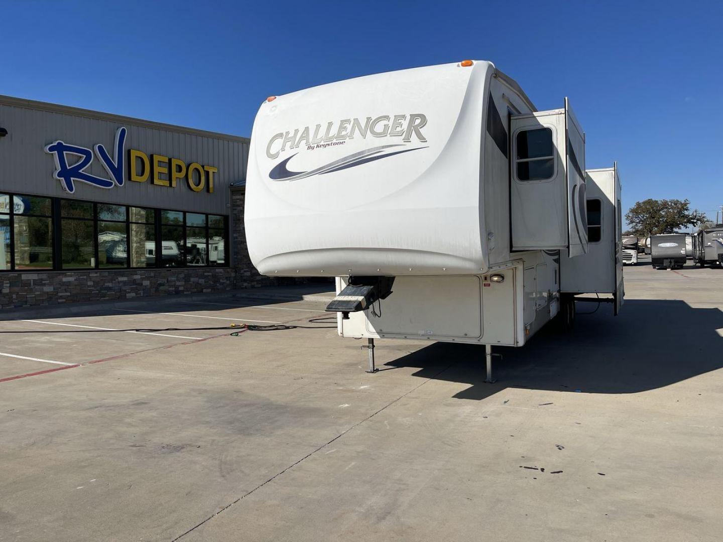 2005 WHITE CHALLENGER 34TBH - (4YDF34T275H) , Length: 36 ft | Gross Weight: 10,670 lbs | Slides: 3 transmission, located at 4319 N Main Street, Cleburne, TX, 76033, (817) 221-0660, 32.435829, -97.384178 - Are you looking for a spacious and comfortable fifth wheel bunk house in Cleburne, TX? Look no further than this 2005 CHALLENGER 34TBH available for sale at RV Depot. With its attractive exterior color in white, this RV is sure to turn heads wherever you go. The 2005 CHALLENGER 34TBH is a fantasti - Photo#0