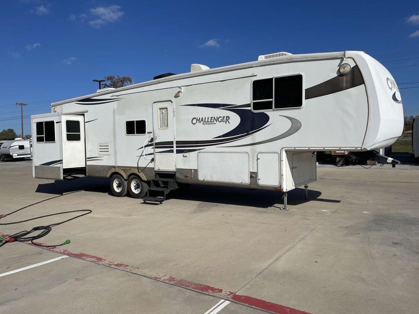 2005 WHITE CHALLENGER 34TBH - (4YDF34T275H) , Length: 36 ft | Gross Weight: 10,670 lbs | Slides: 3 transmission, located at 4319 N Main Street, Cleburne, TX, 76033, (817) 221-0660, 32.435829, -97.384178 - Are you looking for a spacious and comfortable fifth wheel bunk house in Cleburne, TX? Look no further than this 2005 CHALLENGER 34TBH available for sale at RV Depot. With its attractive exterior color in white, this RV is sure to turn heads wherever you go. The 2005 CHALLENGER 34TBH is a fantasti - Photo#23