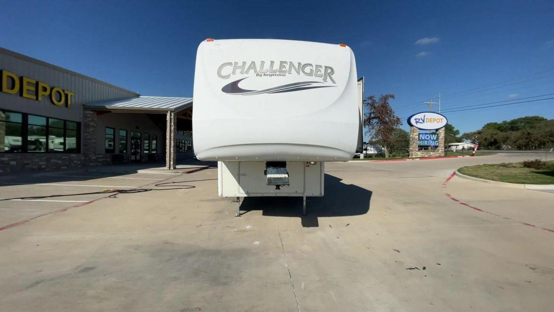 2005 WHITE CHALLENGER 34TBH - (4YDF34T275H) , Length: 36 ft | Gross Weight: 10,670 lbs | Slides: 3 transmission, located at 4319 N Main Street, Cleburne, TX, 76033, (817) 221-0660, 32.435829, -97.384178 - Are you looking for a spacious and comfortable fifth wheel bunk house in Cleburne, TX? Look no further than this 2005 CHALLENGER 34TBH available for sale at RV Depot. With its attractive exterior color in white, this RV is sure to turn heads wherever you go. The 2005 CHALLENGER 34TBH is a fantasti - Photo#4