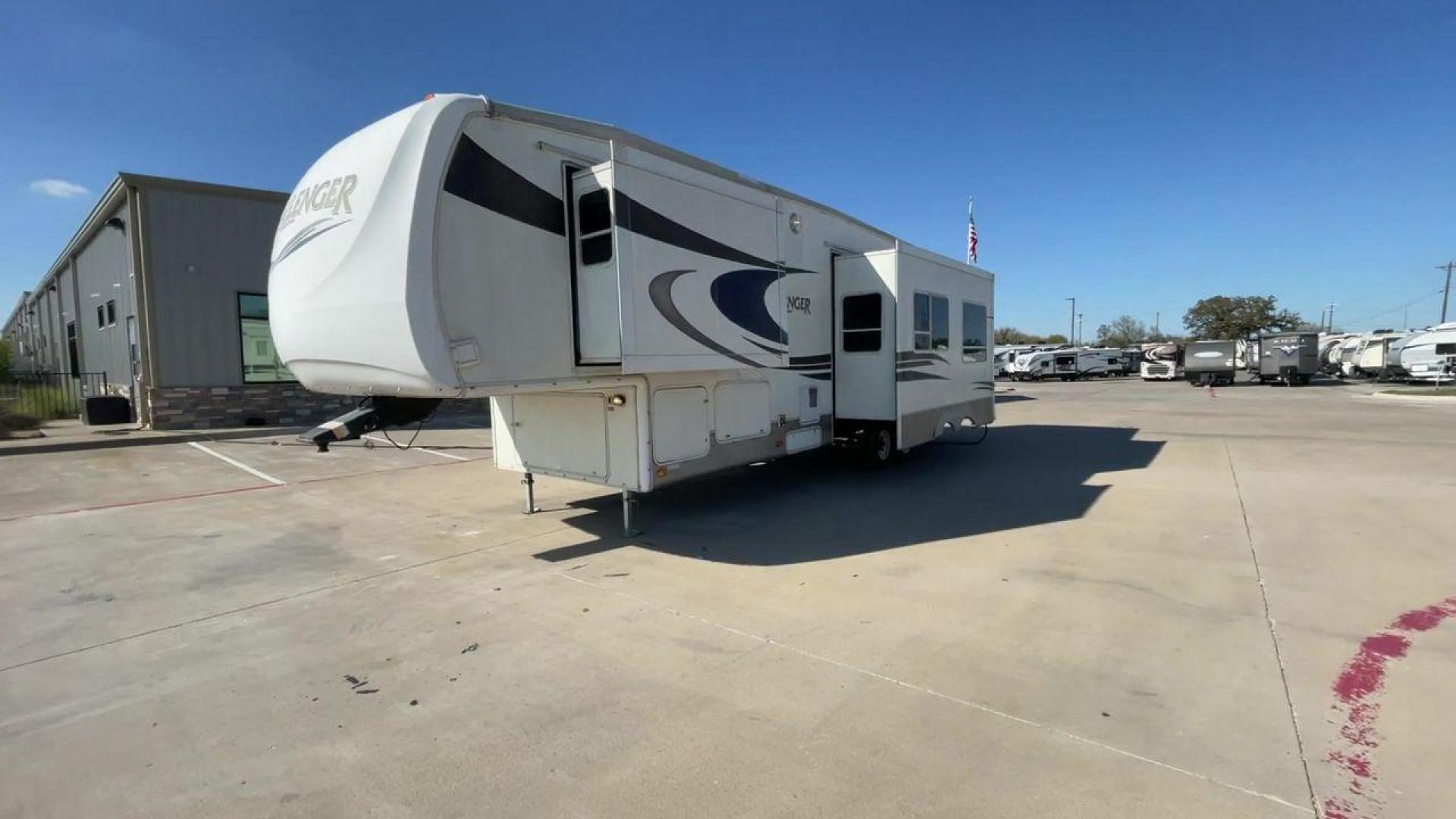 2005 WHITE CHALLENGER 34TBH - (4YDF34T275H) , Length: 36 ft | Gross Weight: 10,670 lbs | Slides: 3 transmission, located at 4319 N Main Street, Cleburne, TX, 76033, (817) 221-0660, 32.435829, -97.384178 - Are you looking for a spacious and comfortable fifth wheel bunk house in Cleburne, TX? Look no further than this 2005 CHALLENGER 34TBH available for sale at RV Depot. With its attractive exterior color in white, this RV is sure to turn heads wherever you go. The 2005 CHALLENGER 34TBH is a fantasti - Photo#5