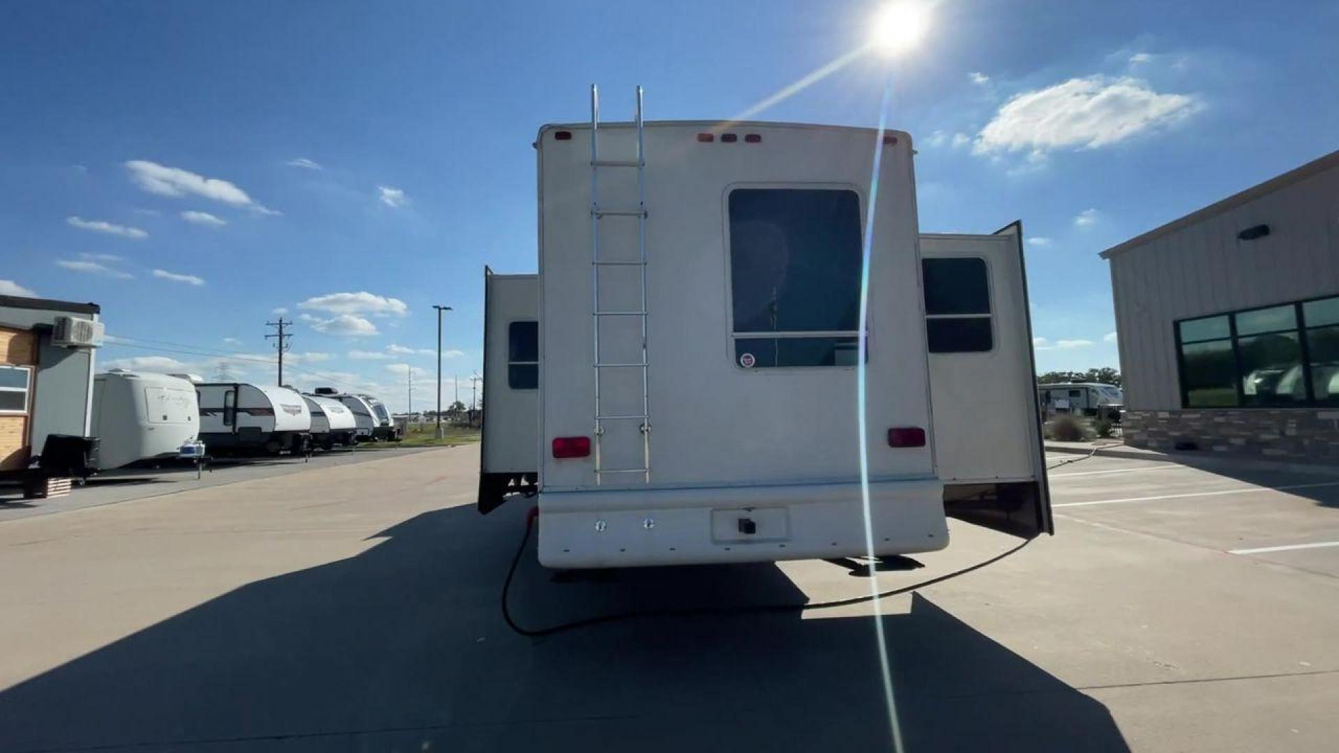 2005 WHITE CHALLENGER 34TBH - (4YDF34T275H) , Length: 36 ft | Gross Weight: 10,670 lbs | Slides: 3 transmission, located at 4319 N Main Street, Cleburne, TX, 76033, (817) 221-0660, 32.435829, -97.384178 - Are you looking for a spacious and comfortable fifth wheel bunk house in Cleburne, TX? Look no further than this 2005 CHALLENGER 34TBH available for sale at RV Depot. With its attractive exterior color in white, this RV is sure to turn heads wherever you go. The 2005 CHALLENGER 34TBH is a fantasti - Photo#8