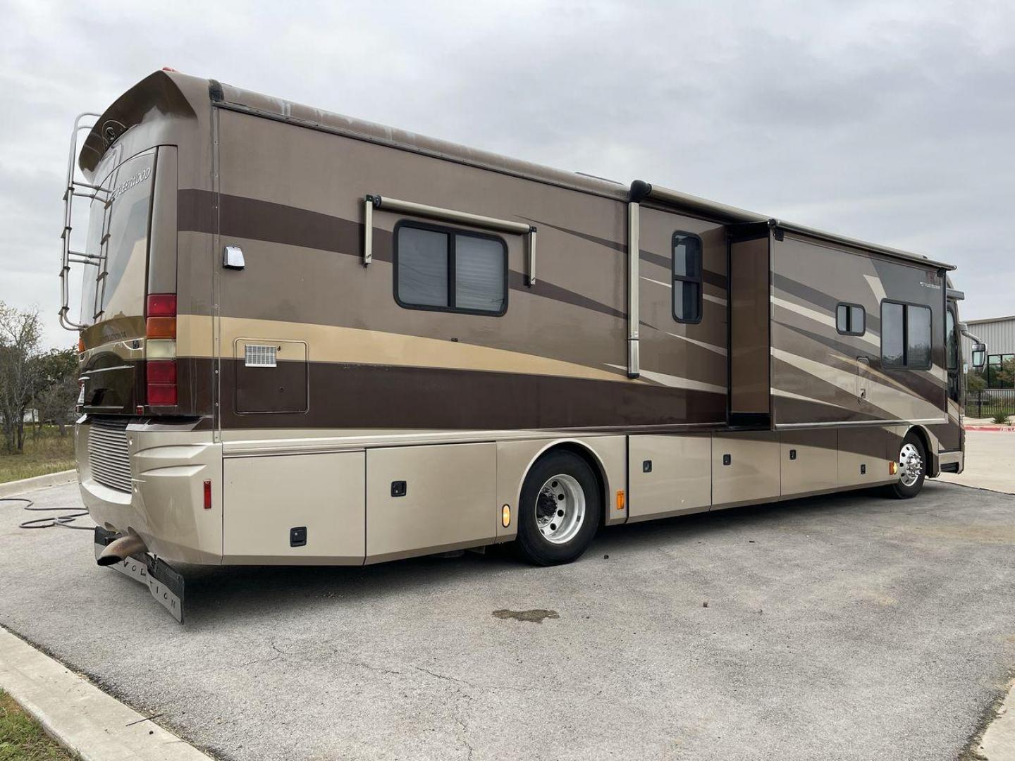 2006 FLEETWOOD REVOLUTION 40J (4VZBR1J9X6C) , located at 4319 N Main Street, Cleburne, TX, 76033, (817) 221-0660, 32.435829, -97.384178 - Photo#13