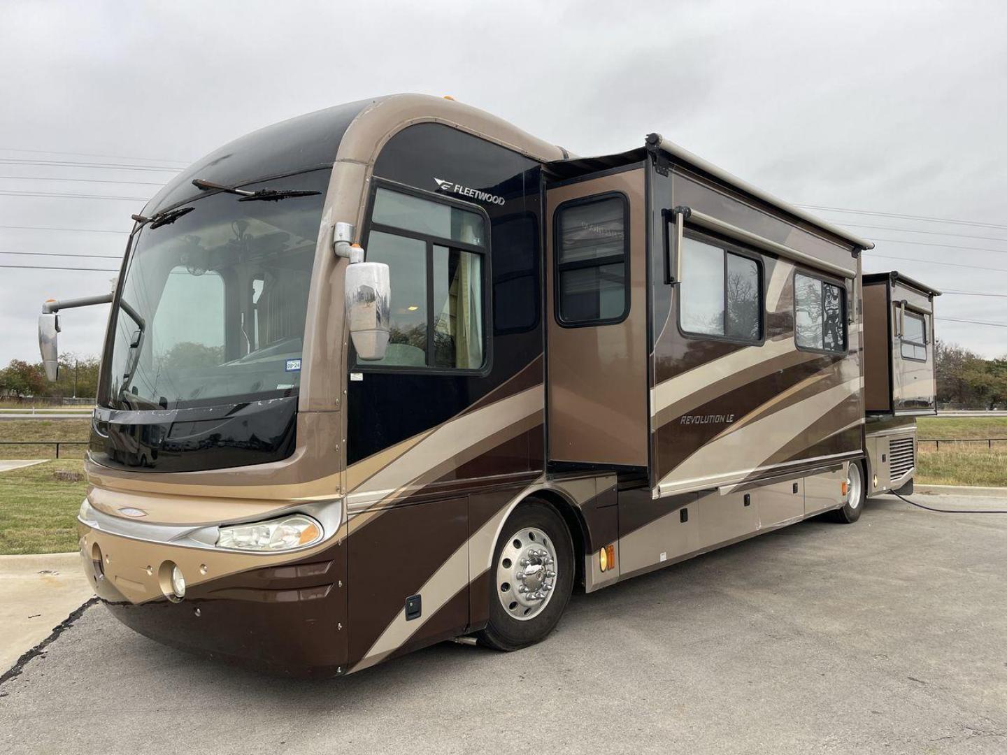 2006 FLEETWOOD REVOLUTION 40J (4VZBR1J9X6C) , located at 4319 N Main Street, Cleburne, TX, 76033, (817) 221-0660, 32.435829, -97.384178 - Photo#14