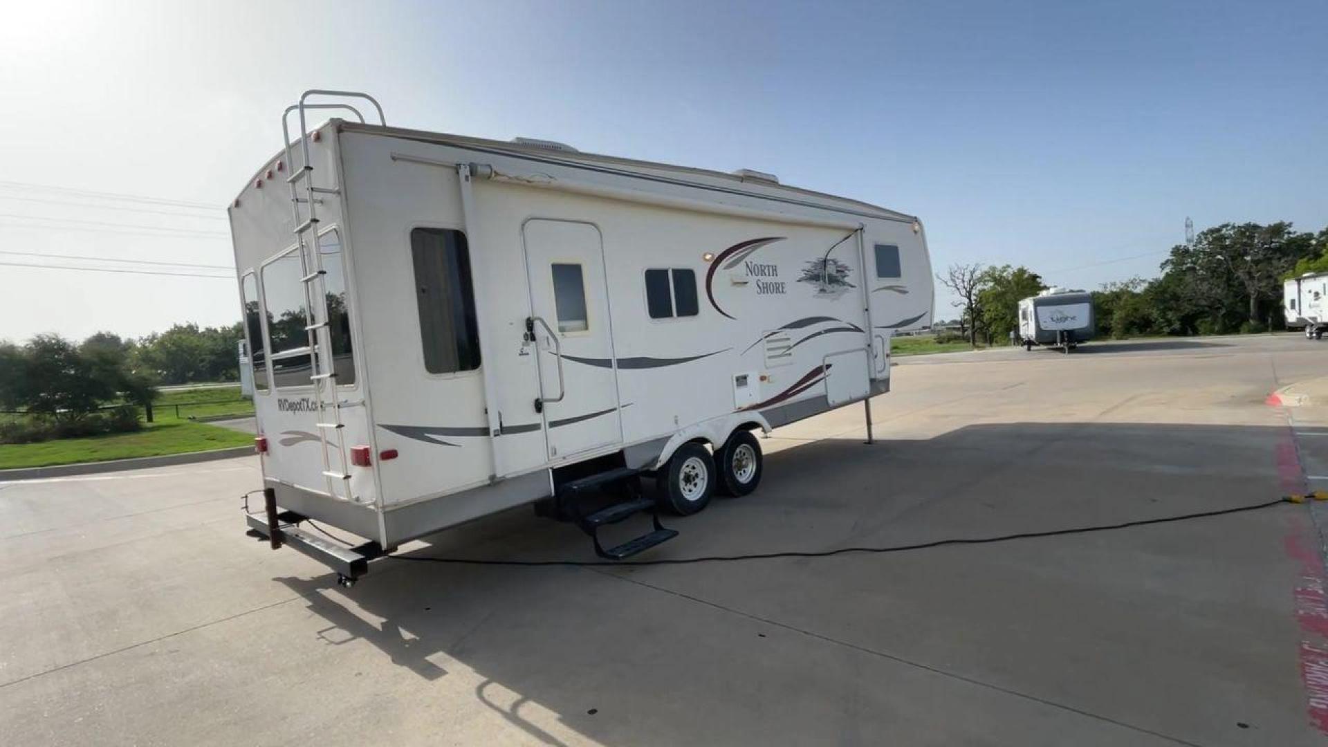 2006 WHITE THOR NORTH SHORE 29RL (47CFF2R296P) , Length: 33 ft. | Dry Weight: 8,994 lbs. | Gross Weight: 12,192 lbs. | Slides: 2 transmission, located at 4319 N Main Street, Cleburne, TX, 76033, (817) 221-0660, 32.435829, -97.384178 - Take the whole family to the nearest campground in this 2006 Thor North Shore 29RL to enjoy the great outdoors while still having access to home comforts! This unit measures 33 feet and weighs 8,994 pounds unloaded. It has a cargo capacity of 3,198 pounds and a hitch weight of 1,952 pounds. With two - Photo#1