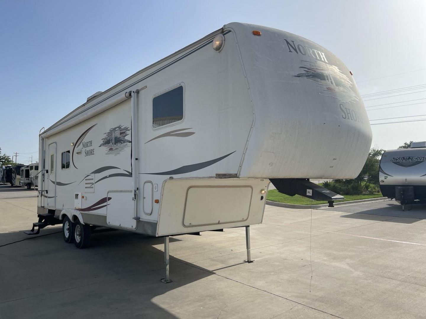 2006 WHITE THOR NORTH SHORE 29RL (47CFF2R296P) , Length: 33 ft. | Dry Weight: 8,994 lbs. | Gross Weight: 12,192 lbs. | Slides: 2 transmission, located at 4319 N Main Street, Cleburne, TX, 76033, (817) 221-0660, 32.435829, -97.384178 - Take the whole family to the nearest campground in this 2006 Thor North Shore 29RL to enjoy the great outdoors while still having access to home comforts! This unit measures 33 feet and weighs 8,994 pounds unloaded. It has a cargo capacity of 3,198 pounds and a hitch weight of 1,952 pounds. With two - Photo#21