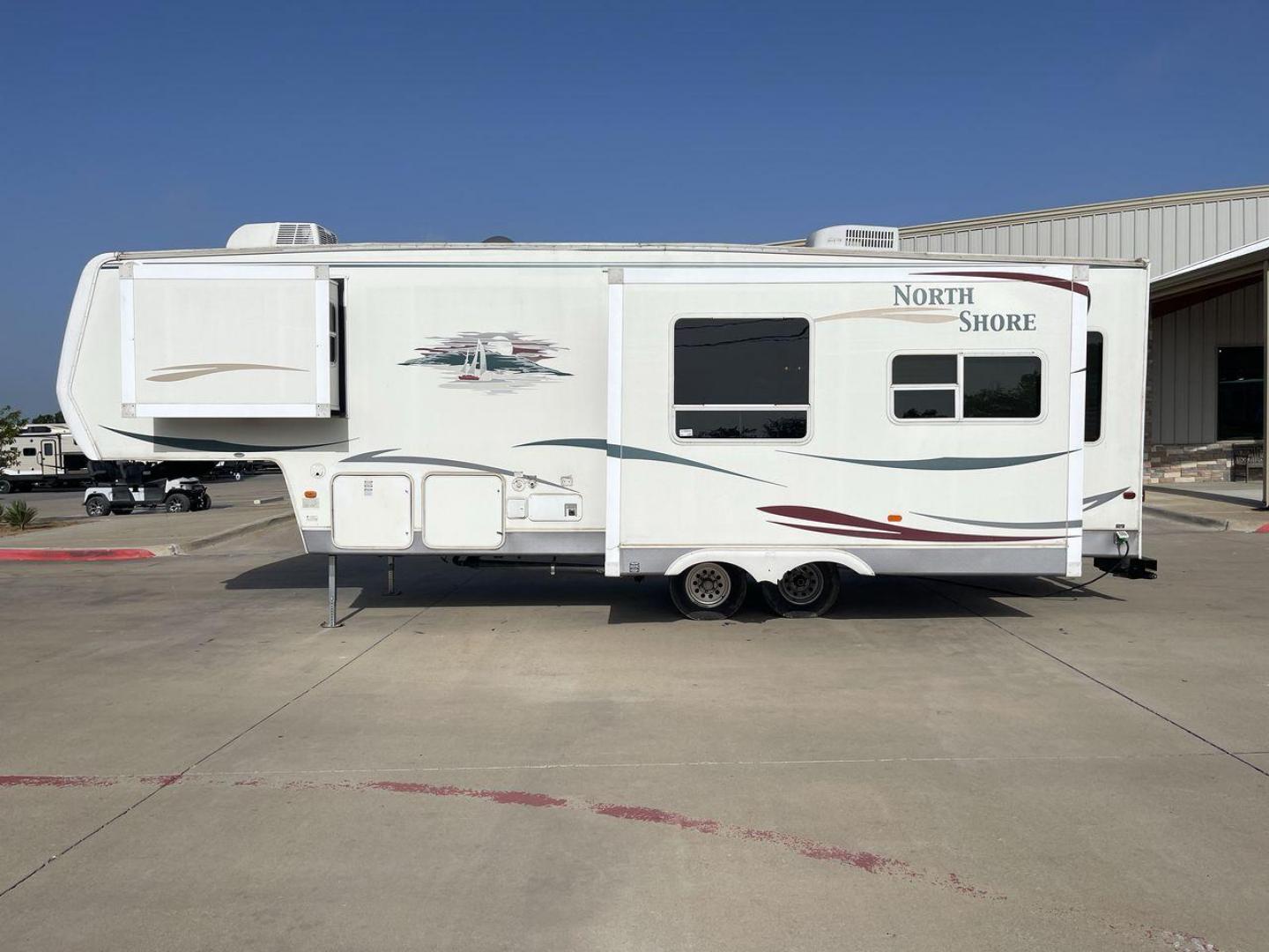 2006 WHITE THOR NORTH SHORE 29RL (47CFF2R296P) , Length: 33 ft. | Dry Weight: 8,994 lbs. | Gross Weight: 12,192 lbs. | Slides: 2 transmission, located at 4319 N Main Street, Cleburne, TX, 76033, (817) 221-0660, 32.435829, -97.384178 - Take the whole family to the nearest campground in this 2006 Thor North Shore 29RL to enjoy the great outdoors while still having access to home comforts! This unit measures 33 feet and weighs 8,994 pounds unloaded. It has a cargo capacity of 3,198 pounds and a hitch weight of 1,952 pounds. With two - Photo#22