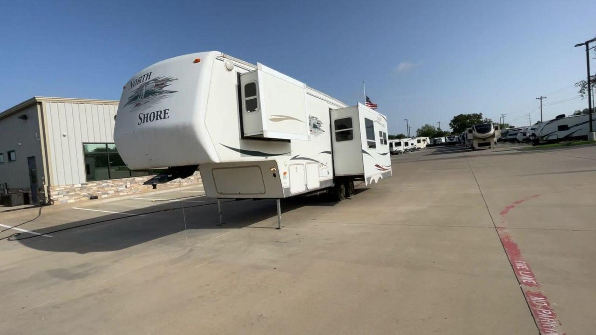 2006 WHITE THOR NORTH SHORE 29RL (47CFF2R296P) , Length: 33 ft. | Dry Weight: 8,994 lbs. | Gross Weight: 12,192 lbs. | Slides: 2 transmission, located at 4319 N Main Street, Cleburne, TX, 76033, (817) 221-0660, 32.435829, -97.384178 - Take the whole family to the nearest campground in this 2006 Thor North Shore 29RL to enjoy the great outdoors while still having access to home comforts! This unit measures 33 feet and weighs 8,994 pounds unloaded. It has a cargo capacity of 3,198 pounds and a hitch weight of 1,952 pounds. With two - Photo#5