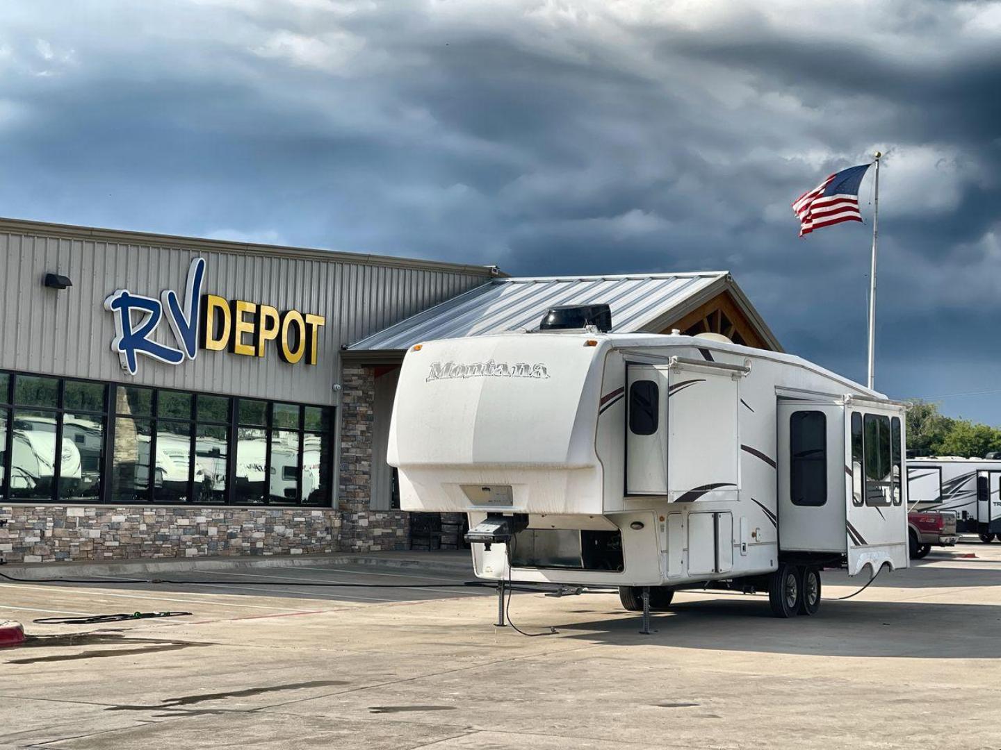 2007 WHITE MONTANA 3585SA (4YDF3582274) , Length: 38.33 ft. | Dry Weight: 11,555 lbs. | Slides: 3 transmission, located at 4319 N Main Street, Cleburne, TX, 76033, (817) 221-0660, 32.435829, -97.384178 - The 2007 Montana 3585SA fifth wheel provides every family with the best overall features so that you can rest and enjoy an excellent camping experience. This fifth wheel measures 38.33 ft in length, 8 ft in width, and 12.75 ft in height. It has a dry weight of 11,555 lbs., a payload capacity of 4,02 - Photo#0