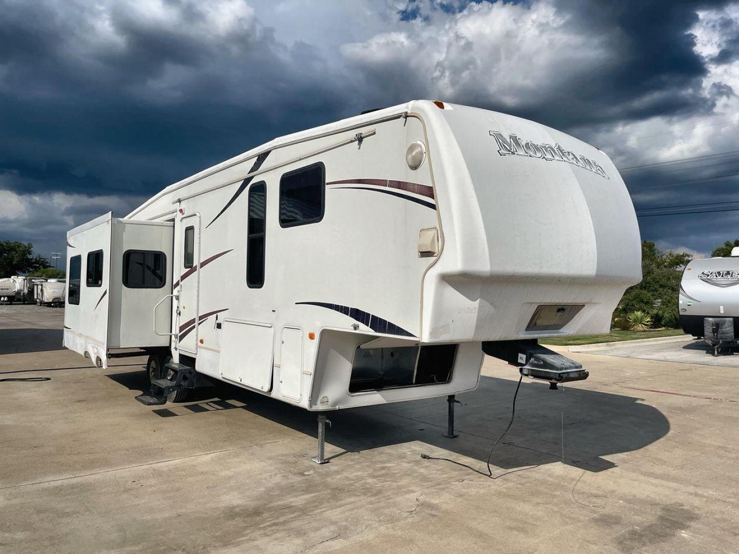 2007 WHITE MONTANA 3585SA (4YDF3582274) , Length: 38.33 ft. | Dry Weight: 11,555 lbs. | Slides: 3 transmission, located at 4319 N Main Street, Cleburne, TX, 76033, (817) 221-0660, 32.435829, -97.384178 - The 2007 Montana 3585SA fifth wheel provides every family with the best overall features so that you can rest and enjoy an excellent camping experience. This fifth wheel measures 38.33 ft in length, 8 ft in width, and 12.75 ft in height. It has a dry weight of 11,555 lbs., a payload capacity of 4,02 - Photo#22