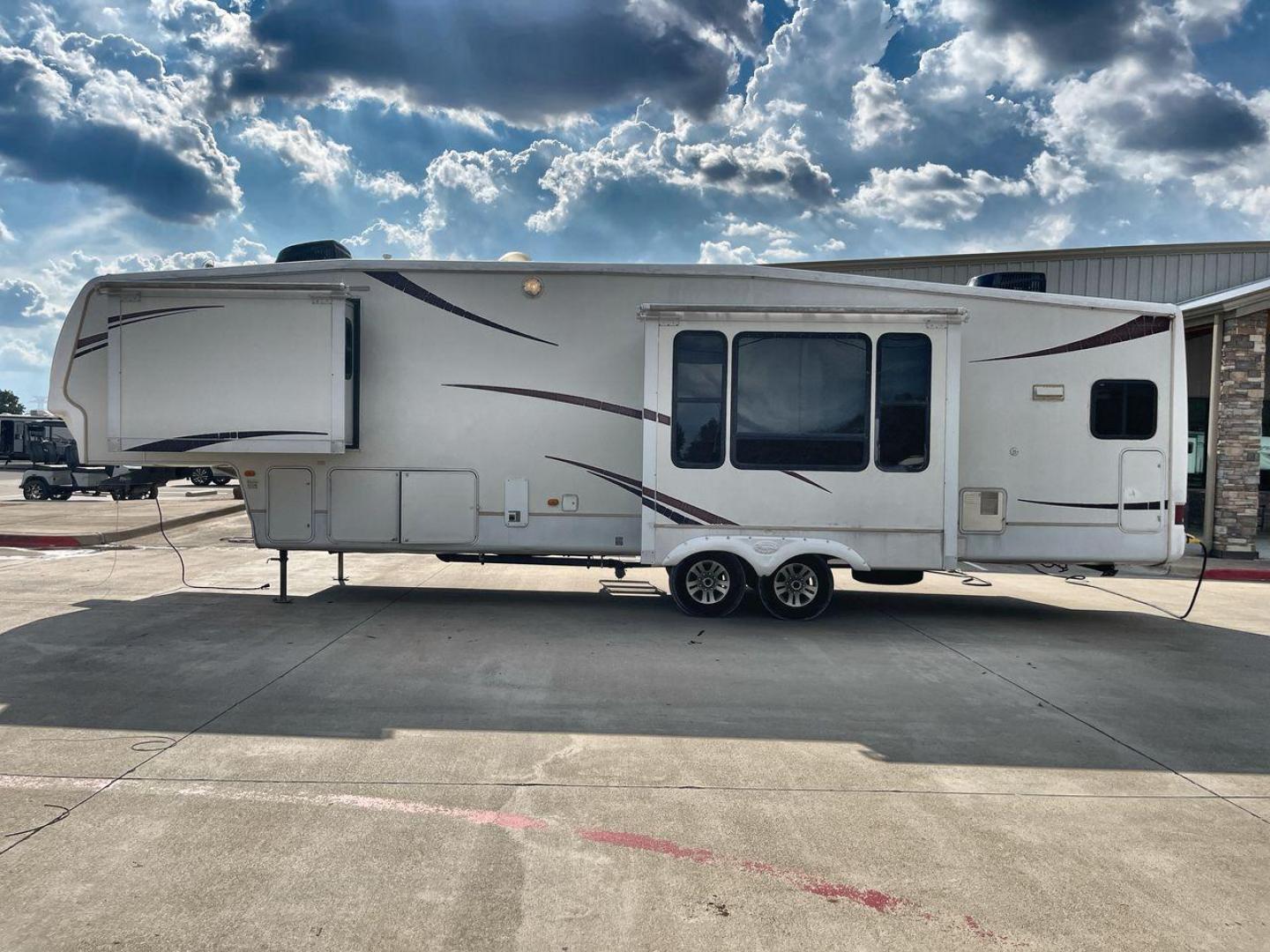 2007 WHITE MONTANA 3585SA (4YDF3582274) , Length: 38.33 ft. | Dry Weight: 11,555 lbs. | Slides: 3 transmission, located at 4319 N Main Street, Cleburne, TX, 76033, (817) 221-0660, 32.435829, -97.384178 - The 2007 Montana 3585SA fifth wheel provides every family with the best overall features so that you can rest and enjoy an excellent camping experience. This fifth wheel measures 38.33 ft in length, 8 ft in width, and 12.75 ft in height. It has a dry weight of 11,555 lbs., a payload capacity of 4,02 - Photo#23