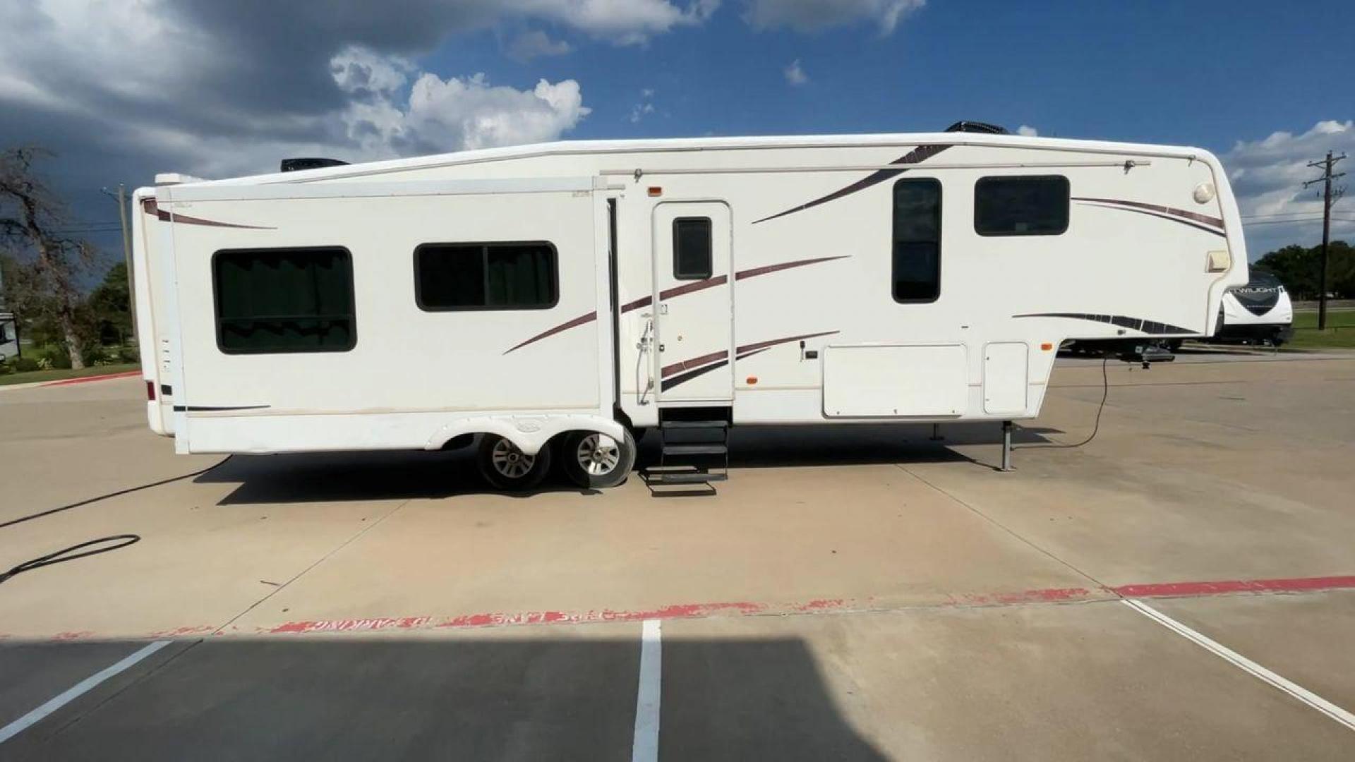 2007 WHITE MONTANA 3585SA (4YDF3582274) , Length: 38.33 ft. | Dry Weight: 11,555 lbs. | Slides: 3 transmission, located at 4319 N Main Street, Cleburne, TX, 76033, (817) 221-0660, 32.435829, -97.384178 - The 2007 Montana 3585SA fifth wheel provides every family with the best overall features so that you can rest and enjoy an excellent camping experience. This fifth wheel measures 38.33 ft in length, 8 ft in width, and 12.75 ft in height. It has a dry weight of 11,555 lbs., a payload capacity of 4,02 - Photo#2