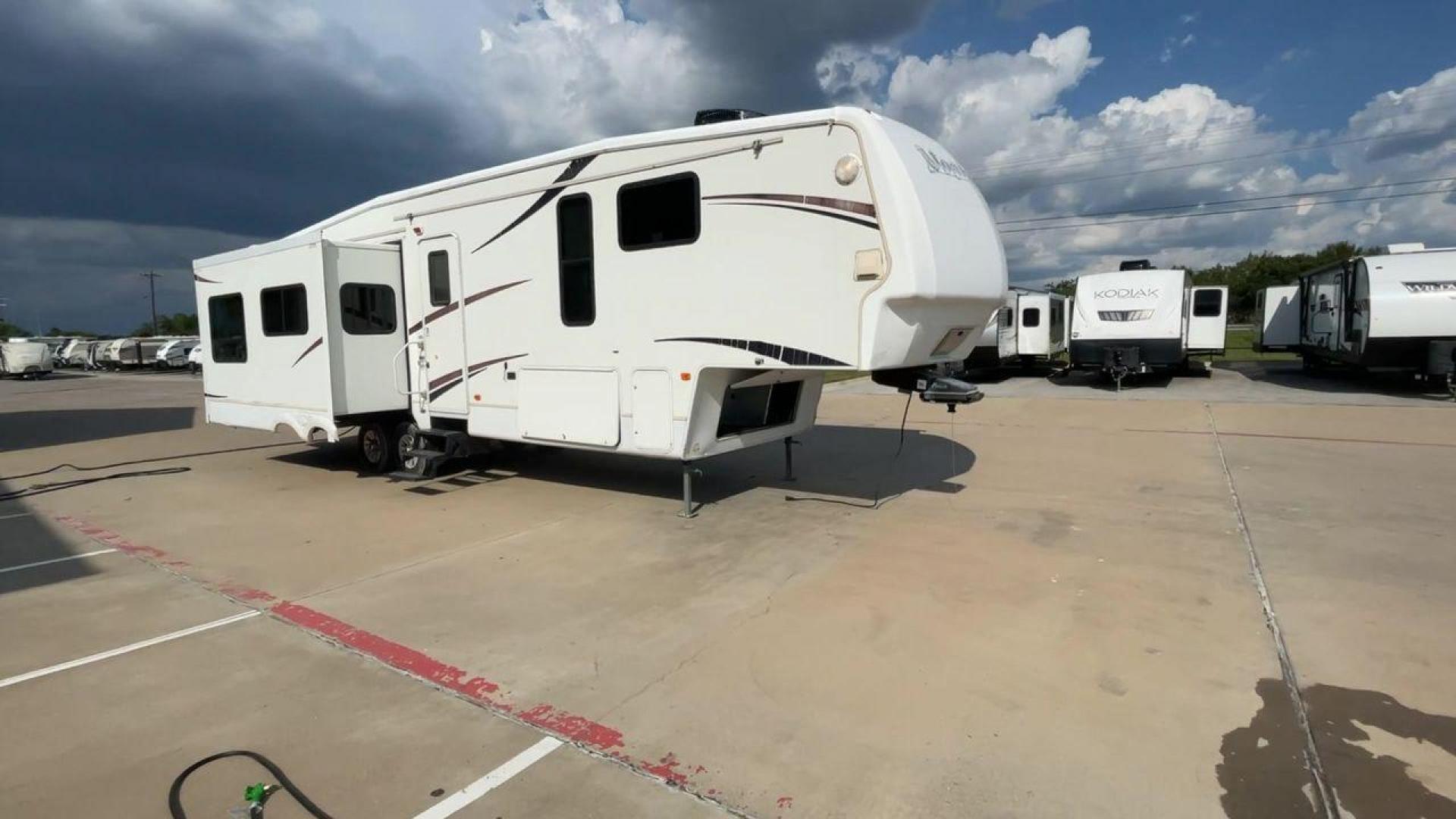 2007 WHITE MONTANA 3585SA (4YDF3582274) , Length: 38.33 ft. | Dry Weight: 11,555 lbs. | Slides: 3 transmission, located at 4319 N Main Street, Cleburne, TX, 76033, (817) 221-0660, 32.435829, -97.384178 - The 2007 Montana 3585SA fifth wheel provides every family with the best overall features so that you can rest and enjoy an excellent camping experience. This fifth wheel measures 38.33 ft in length, 8 ft in width, and 12.75 ft in height. It has a dry weight of 11,555 lbs., a payload capacity of 4,02 - Photo#3