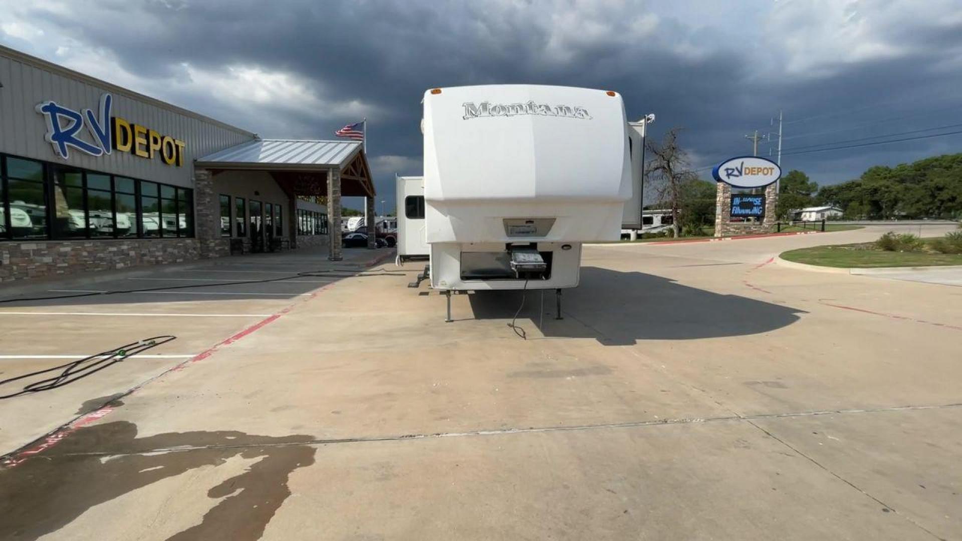 2007 WHITE MONTANA 3585SA (4YDF3582274) , Length: 38.33 ft. | Dry Weight: 11,555 lbs. | Slides: 3 transmission, located at 4319 N Main Street, Cleburne, TX, 76033, (817) 221-0660, 32.435829, -97.384178 - The 2007 Montana 3585SA fifth wheel provides every family with the best overall features so that you can rest and enjoy an excellent camping experience. This fifth wheel measures 38.33 ft in length, 8 ft in width, and 12.75 ft in height. It has a dry weight of 11,555 lbs., a payload capacity of 4,02 - Photo#4