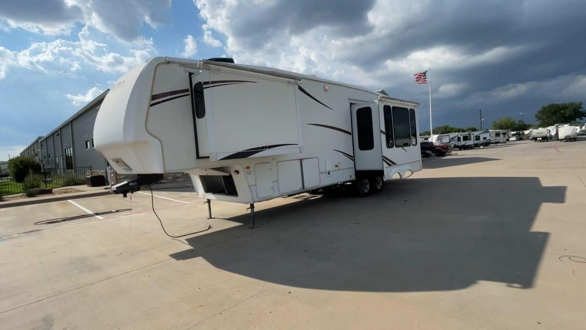 2007 WHITE MONTANA 3585SA (4YDF3582274) , Length: 38.33 ft. | Dry Weight: 11,555 lbs. | Slides: 3 transmission, located at 4319 N Main Street, Cleburne, TX, 76033, (817) 221-0660, 32.435829, -97.384178 - The 2007 Montana 3585SA fifth wheel provides every family with the best overall features so that you can rest and enjoy an excellent camping experience. This fifth wheel measures 38.33 ft in length, 8 ft in width, and 12.75 ft in height. It has a dry weight of 11,555 lbs., a payload capacity of 4,02 - Photo#5