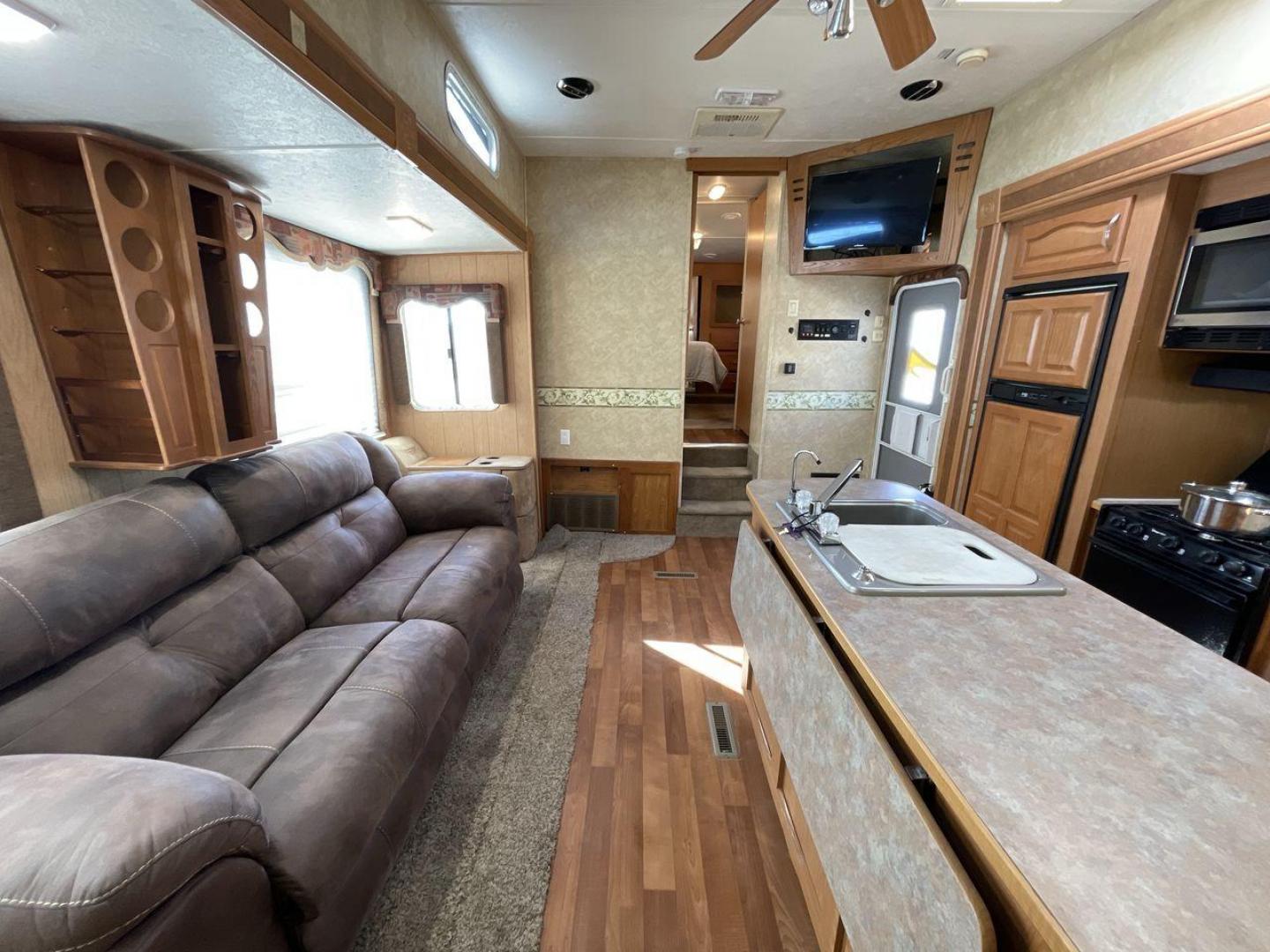 2008 DUTCHMEN 38SRV (47CFF5U318P) , located at 4319 N Main Street, Cleburne, TX, 76033, (817) 221-0660, 32.435829, -97.384178 - Are you an adventure enthusiast looking for the perfect toy hauler to take on your next outdoor excursion? Look no further! RV Depot in Cleburne, TX has a fantastic 2008 DUTCHMEN 38SRV toy hauler available for sale at the unbeatable price of $20,995. Located in Cleburne, TX, RV Depot is your go-to - Photo#10