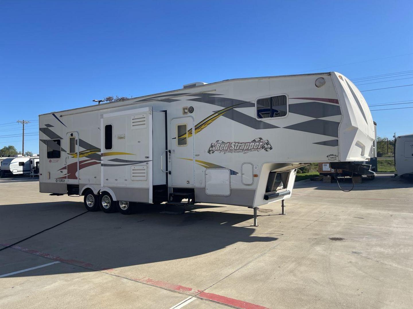 2008 DUTCHMEN 38SRV (47CFF5U318P) , located at 4319 N Main Street, Cleburne, TX, 76033, (817) 221-0660, 32.435829, -97.384178 - Are you an adventure enthusiast looking for the perfect toy hauler to take on your next outdoor excursion? Look no further! RV Depot in Cleburne, TX has a fantastic 2008 DUTCHMEN 38SRV toy hauler available for sale at the unbeatable price of $20,995. Located in Cleburne, TX, RV Depot is your go-to - Photo#22