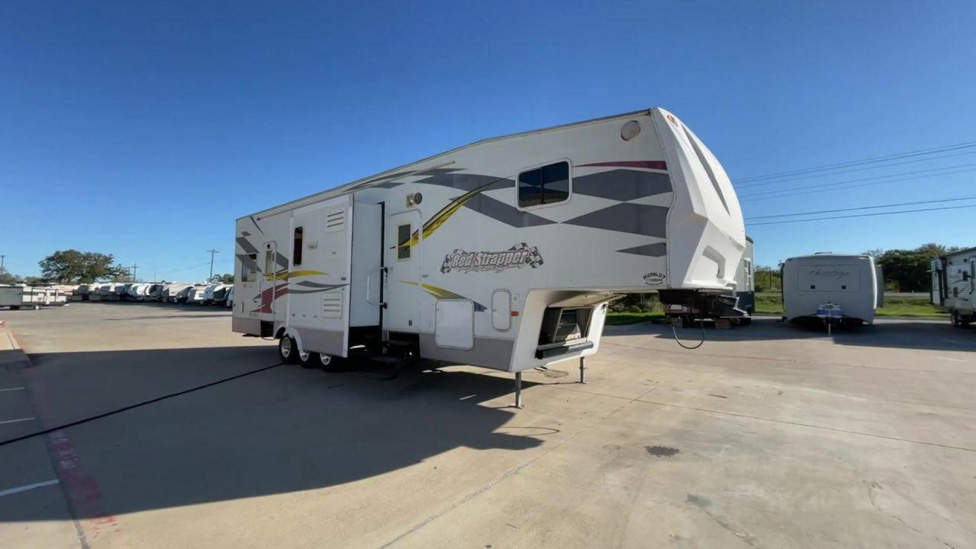 2008 DUTCHMEN 38SRV (47CFF5U318P) , located at 4319 N Main Street, Cleburne, TX, 76033, (817) 221-0660, 32.435829, -97.384178 - Are you an adventure enthusiast looking for the perfect toy hauler to take on your next outdoor excursion? Look no further! RV Depot in Cleburne, TX has a fantastic 2008 DUTCHMEN 38SRV toy hauler available for sale at the unbeatable price of $20,995. Located in Cleburne, TX, RV Depot is your go-to - Photo#3