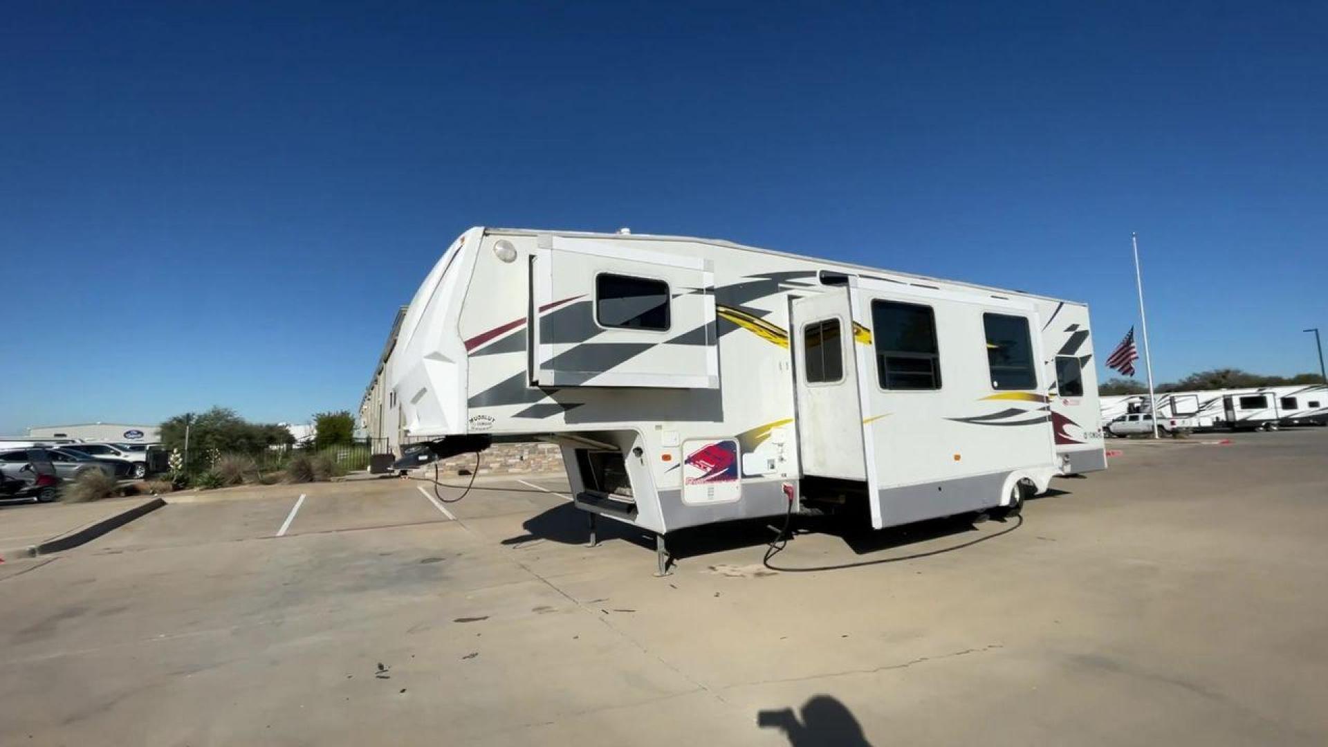 2008 DUTCHMEN 38SRV (47CFF5U318P) , located at 4319 N Main Street, Cleburne, TX, 76033, (817) 221-0660, 32.435829, -97.384178 - Are you an adventure enthusiast looking for the perfect toy hauler to take on your next outdoor excursion? Look no further! RV Depot in Cleburne, TX has a fantastic 2008 DUTCHMEN 38SRV toy hauler available for sale at the unbeatable price of $20,995. Located in Cleburne, TX, RV Depot is your go-to - Photo#5