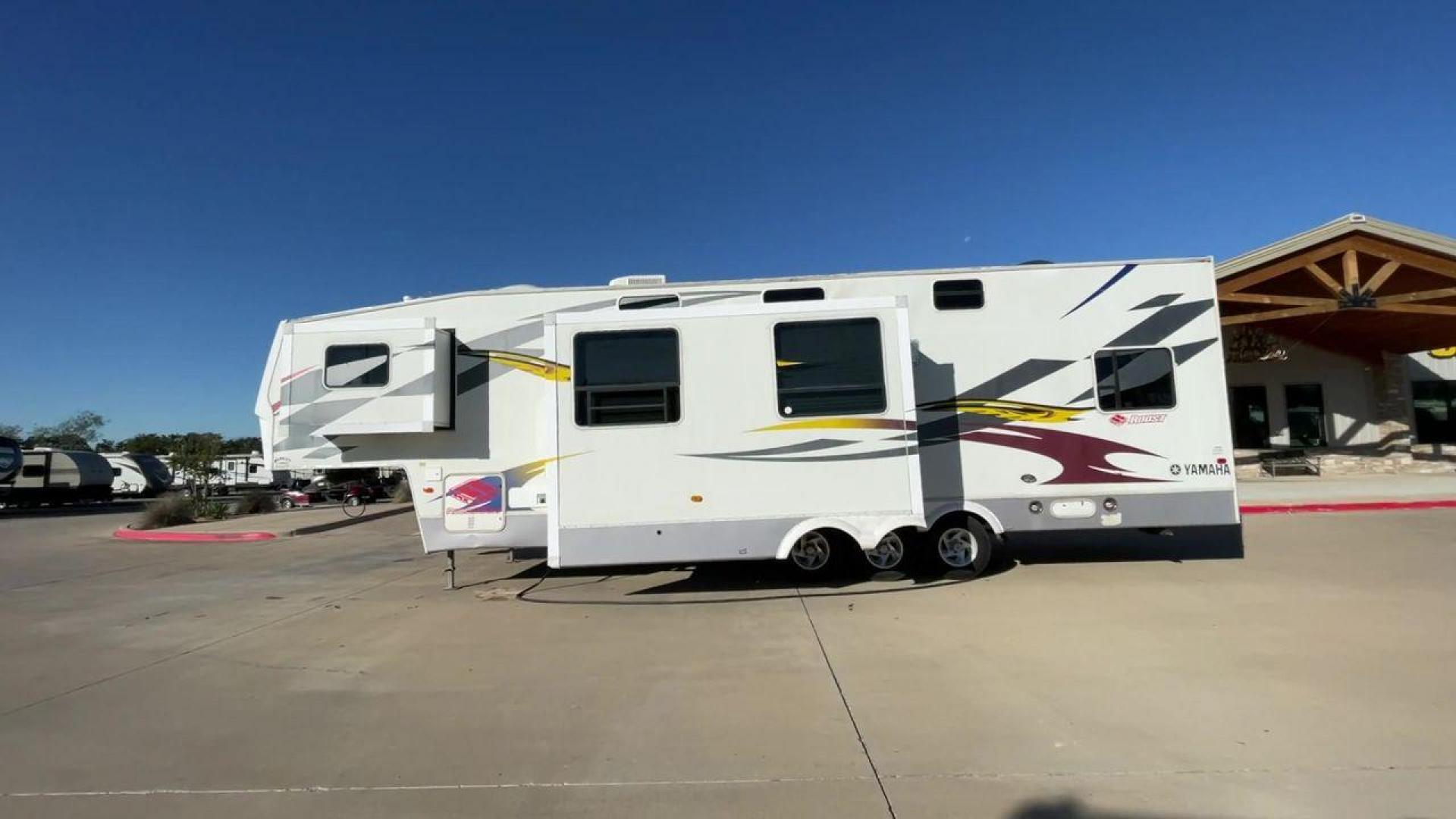 2008 DUTCHMEN 38SRV (47CFF5U318P) , located at 4319 N Main Street, Cleburne, TX, 76033, (817) 221-0660, 32.435829, -97.384178 - Are you an adventure enthusiast looking for the perfect toy hauler to take on your next outdoor excursion? Look no further! RV Depot in Cleburne, TX has a fantastic 2008 DUTCHMEN 38SRV toy hauler available for sale at the unbeatable price of $20,995. Located in Cleburne, TX, RV Depot is your go-to - Photo#6