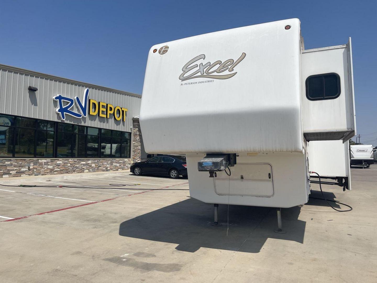 2008 WHITE EXCEL 33RSE - (1P9RF332781) , Length: 35.67 ft. | Dry Weight: 13,080 lbs. | Slides: 3 transmission, located at 4319 N Main Street, Cleburne, TX, 76033, (817) 221-0660, 32.435829, -97.384178 - Photo#0