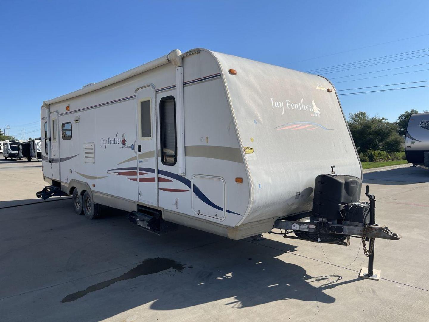 2008 WHITE JAY FEATHER 29D (1UJBJ02P381) , Length: 31.1 ft. | Dry Weight: 5,810 lbs. | Gross Weight: 7,350 lbs. | Slides: 1 transmission, located at 4319 N Main Street, Cleburne, TX, 76033, (817) 221-0660, 32.435829, -97.384178 - Explore more reasons that emphasize the benefits of having this RV as your own. (1) It is lightweight and durable, thanks to its Aluminum Frame and Fiberglass body panels that are resistant to rust and corrosion. (2) It offers a smooth, attractive finish and additional weather resistance with it - Photo#17