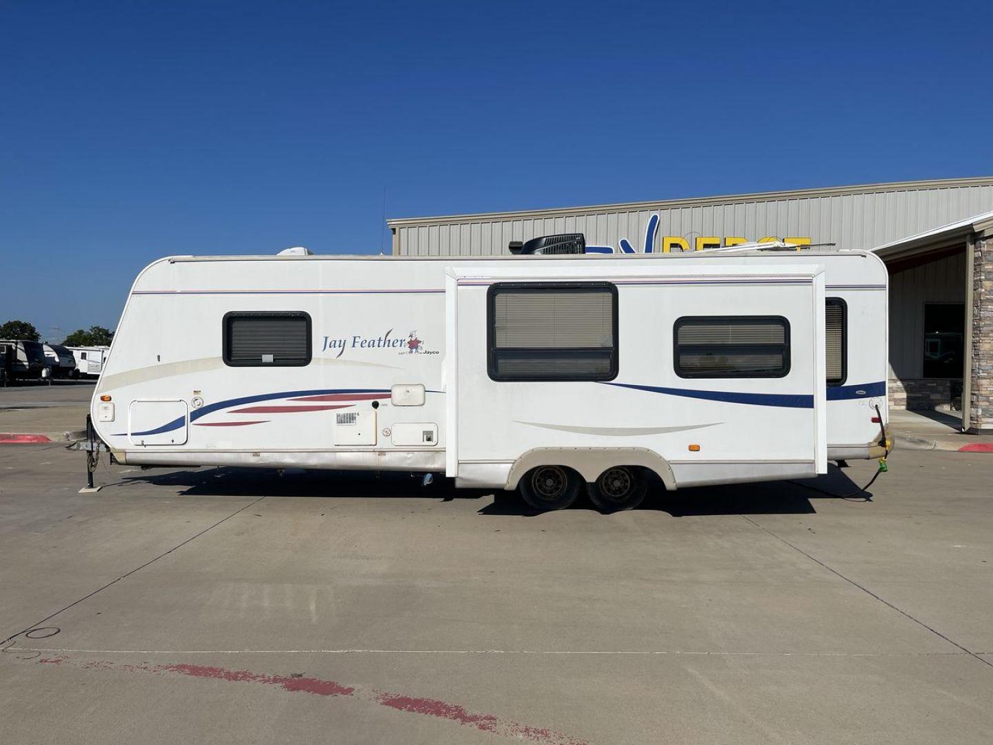 2008 WHITE JAY FEATHER 29D (1UJBJ02P381) , Length: 31.1 ft. | Dry Weight: 5,810 lbs. | Gross Weight: 7,350 lbs. | Slides: 1 transmission, located at 4319 N Main Street, Cleburne, TX, 76033, (817) 221-0660, 32.435829, -97.384178 - Explore more reasons that emphasize the benefits of having this RV as your own. (1) It is lightweight and durable, thanks to its Aluminum Frame and Fiberglass body panels that are resistant to rust and corrosion. (2) It offers a smooth, attractive finish and additional weather resistance with it - Photo#18