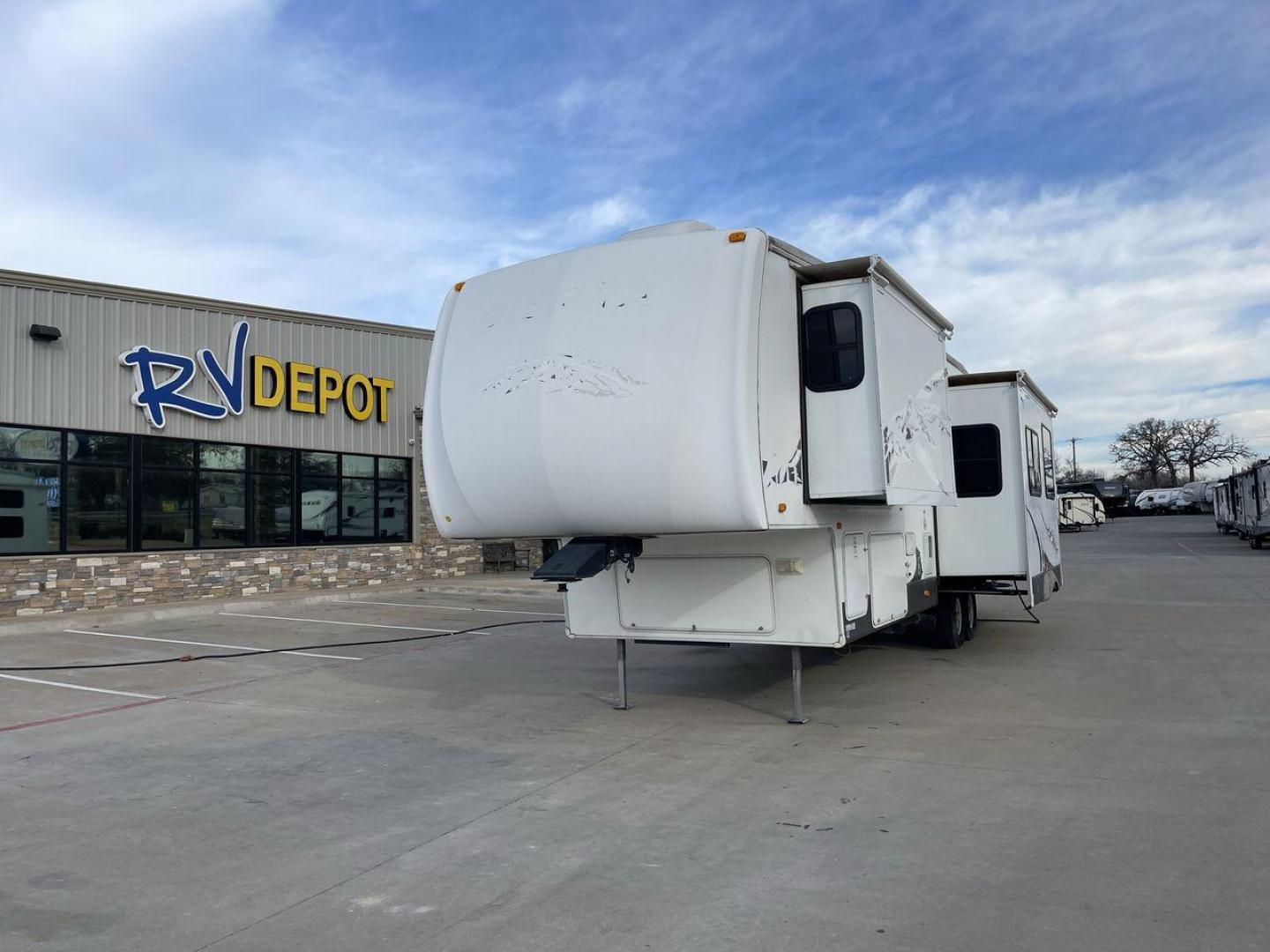 2008 WHITE SIERRA 316BHT - (4X4FSEG2X8J) , Length: 37.83 ft. | Dry Weight: 10,820 lbs. | Gross Weight: 14,180 lbs. | Slides: 3 transmission, located at 4319 N Main Street, Cleburne, TX, 76033, (817) 221-0660, 32.435829, -97.384178 - Begin your RV adventure with the 2008 Forest River Sierra 316BHT, a travel trailer expertly designed to combine comfort and functionality, guaranteeing a memorable and delightful camping experience. This model is impressive at 37.83 feet long, offering a spacious and thoughtfully designed interior t - Photo#0