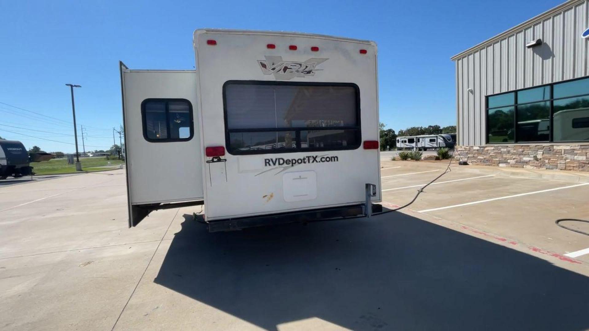 2008 WHITE VR-1 299RLS (4YDT299268V) , Length: 33 ft. | Dry Weight: 6,810 lbs. | Slides: 1 transmission, located at 4319 N Main Street, Cleburne, TX, 76033, (817) 221-0660, 32.435829, -97.384178 - The 2008 VR-1 299RLS is a dual-axle steel wheel setup measuring 33 ft. long and 11.17 ft. tall. It has a dry weight of 6,810 lbs. and a payload capacity of 2,805 lbs. It also has a hitch weight of 815 lbs. It includes one slide and one power awning. This travel trailer features a rear living floorpl - Photo#8