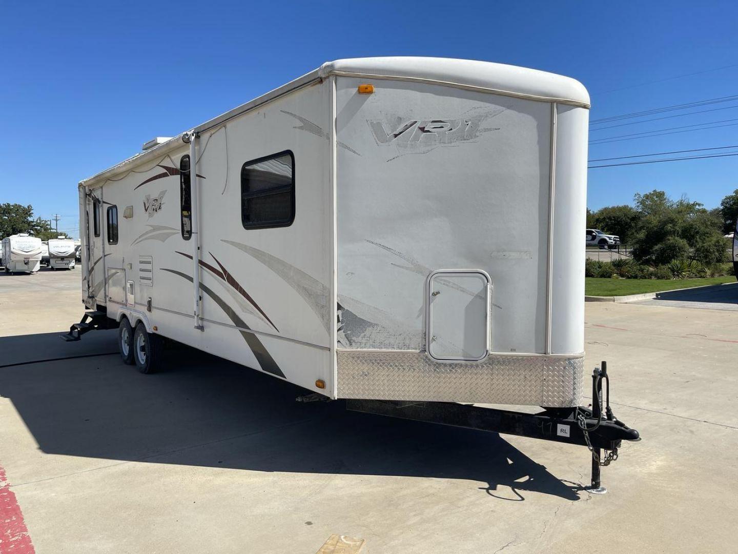 2008 WHITE VR-1 299RLS (4YDT299268V) , Length: 33 ft. | Dry Weight: 6,810 lbs. | Slides: 1 transmission, located at 4319 N Main Street, Cleburne, TX, 76033, (817) 221-0660, 32.435829, -97.384178 - The 2008 VR-1 299RLS is a dual-axle steel wheel setup measuring 33 ft. long and 11.17 ft. tall. It has a dry weight of 6,810 lbs. and a payload capacity of 2,805 lbs. It also has a hitch weight of 815 lbs. It includes one slide and one power awning. This travel trailer features a rear living floorpl - Photo#22