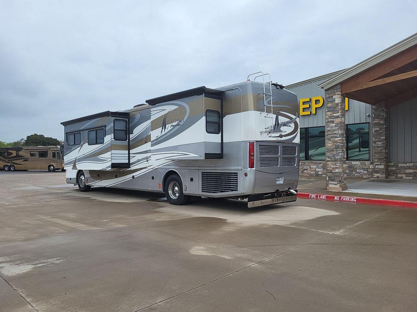 2009 WHITE FLEETWOOD AMERICAN ALLEGIANCE 40X (4VZBR1D9X9C) , Length: 40.96 ft. | Gross Weight: 34,600 lbs. | Slides: 3 transmission, located at 4319 N Main Street, Cleburne, TX, 76033, (817) 221-0660, 32.435829, -97.384178 - The 2009 American Coach Allegiance 40X is a luxurious Class A motorhome that offers a blend of comfort and functionality for long-term travel. This motorhome is approximately 40 feet in length and features three slide-outs to maximize living space. It is equipped with a 400HP Cummins diesel engine, - Photo#2