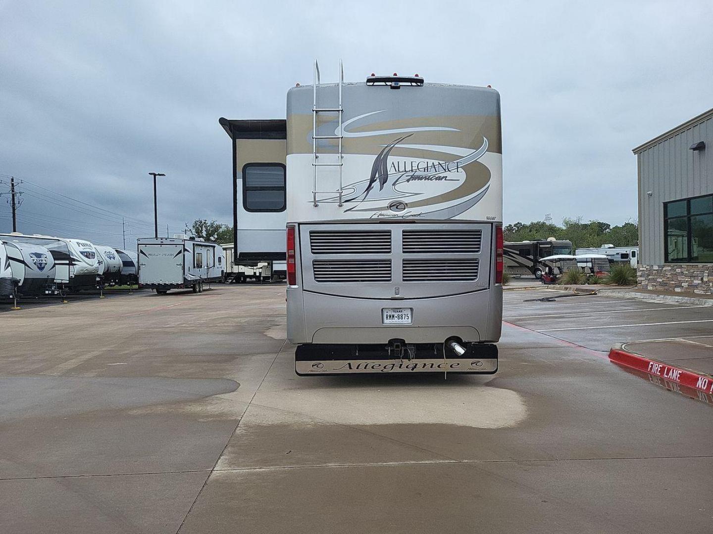 2009 WHITE FLEETWOOD AMERICAN ALLEGIANCE 40X (4VZBR1D9X9C) , Length: 40.96 ft. | Gross Weight: 34,600 lbs. | Slides: 3 transmission, located at 4319 N Main Street, Cleburne, TX, 76033, (817) 221-0660, 32.435829, -97.384178 - The 2009 American Coach Allegiance 40X is a luxurious Class A motorhome that offers a blend of comfort and functionality for long-term travel. This motorhome is approximately 40 feet in length and features three slide-outs to maximize living space. It is equipped with a 400HP Cummins diesel engine, - Photo#3