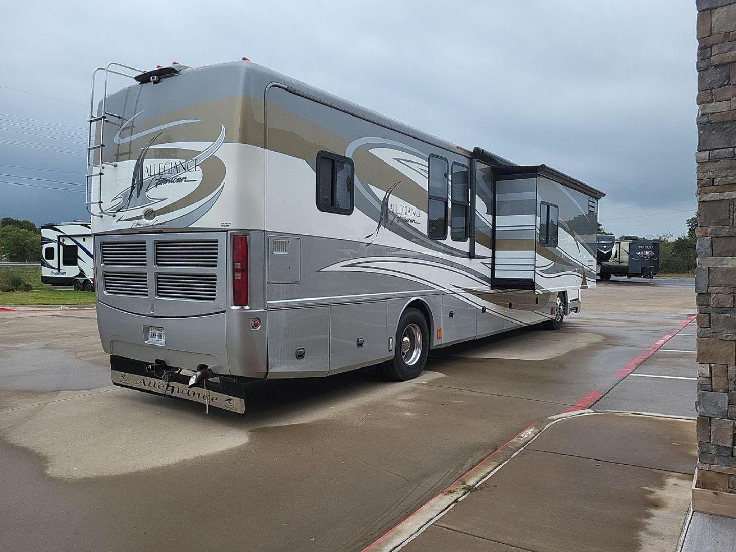 2009 WHITE FLEETWOOD AMERICAN ALLEGIANCE 40X (4VZBR1D9X9C) , Length: 40.96 ft. | Gross Weight: 34,600 lbs. | Slides: 3 transmission, located at 4319 N Main Street, Cleburne, TX, 76033, (817) 221-0660, 32.435829, -97.384178 - The 2009 American Coach Allegiance 40X is a luxurious Class A motorhome that offers a blend of comfort and functionality for long-term travel. This motorhome is approximately 40 feet in length and features three slide-outs to maximize living space. It is equipped with a 400HP Cummins diesel engine, - Photo#4