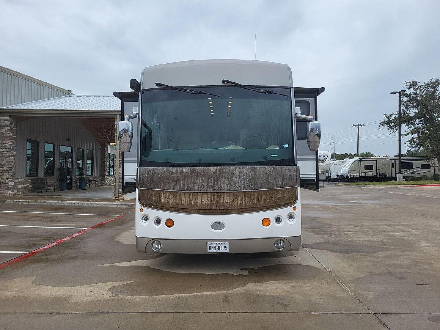 2009 WHITE FLEETWOOD AMERICAN ALLEGIANCE 40X (4VZBR1D9X9C) , Length: 40.96 ft. | Gross Weight: 34,600 lbs. | Slides: 3 transmission, located at 4319 N Main Street, Cleburne, TX, 76033, (817) 221-0660, 32.435829, -97.384178 - The 2009 American Coach Allegiance 40X is a luxurious Class A motorhome that offers a blend of comfort and functionality for long-term travel. This motorhome is approximately 40 feet in length and features three slide-outs to maximize living space. It is equipped with a 400HP Cummins diesel engine, - Photo#7