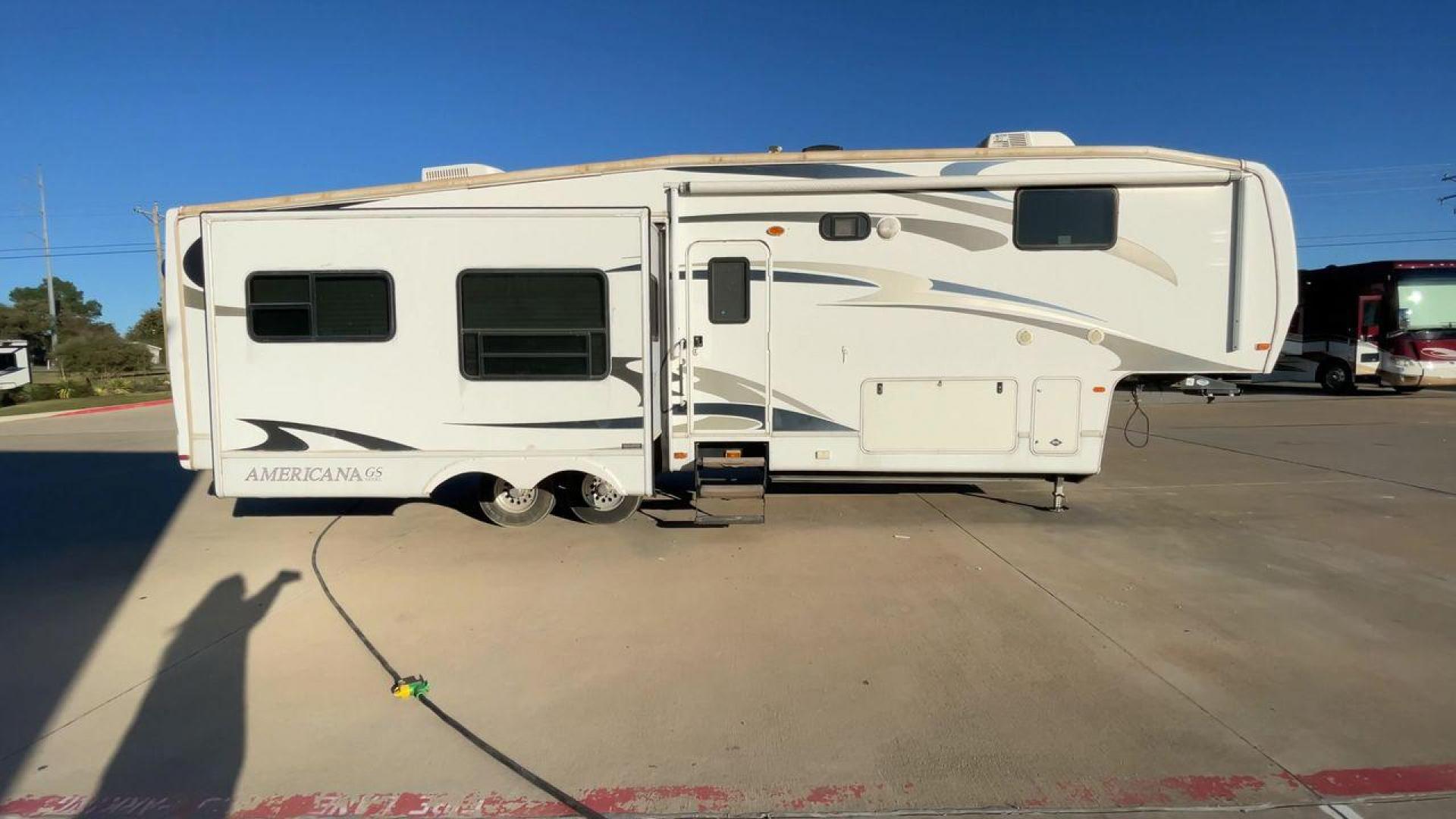 2009 FOREST RIVER CARDINAL 37RL - (4X4FCAJ299G) , located at 4319 N Main Street, Cleburne, TX, 76033, (817) 221-0660, 32.435829, -97.384178 - Photo#2