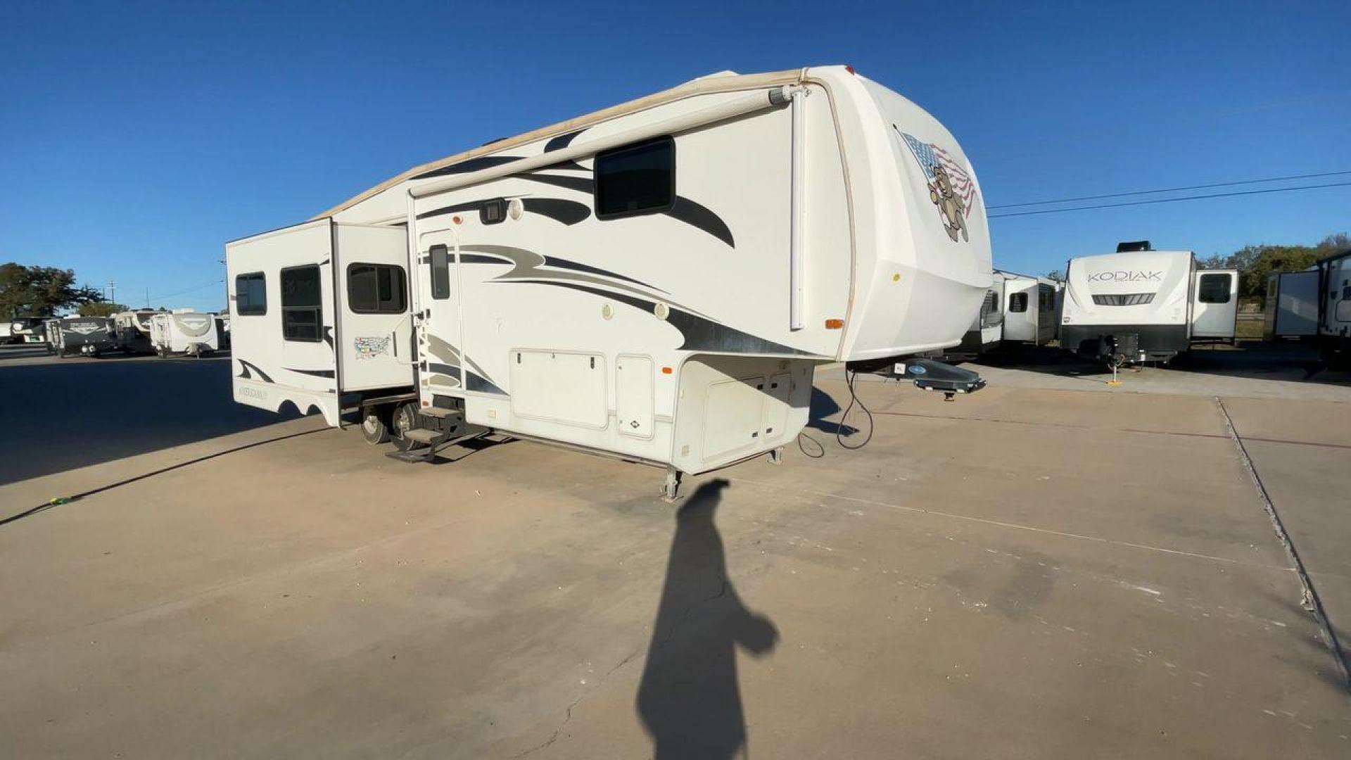 2009 FOREST RIVER CARDINAL 37RL - (4X4FCAJ299G) , located at 4319 N Main Street, Cleburne, TX, 76033, (817) 221-0660, 32.435829, -97.384178 - Photo#3