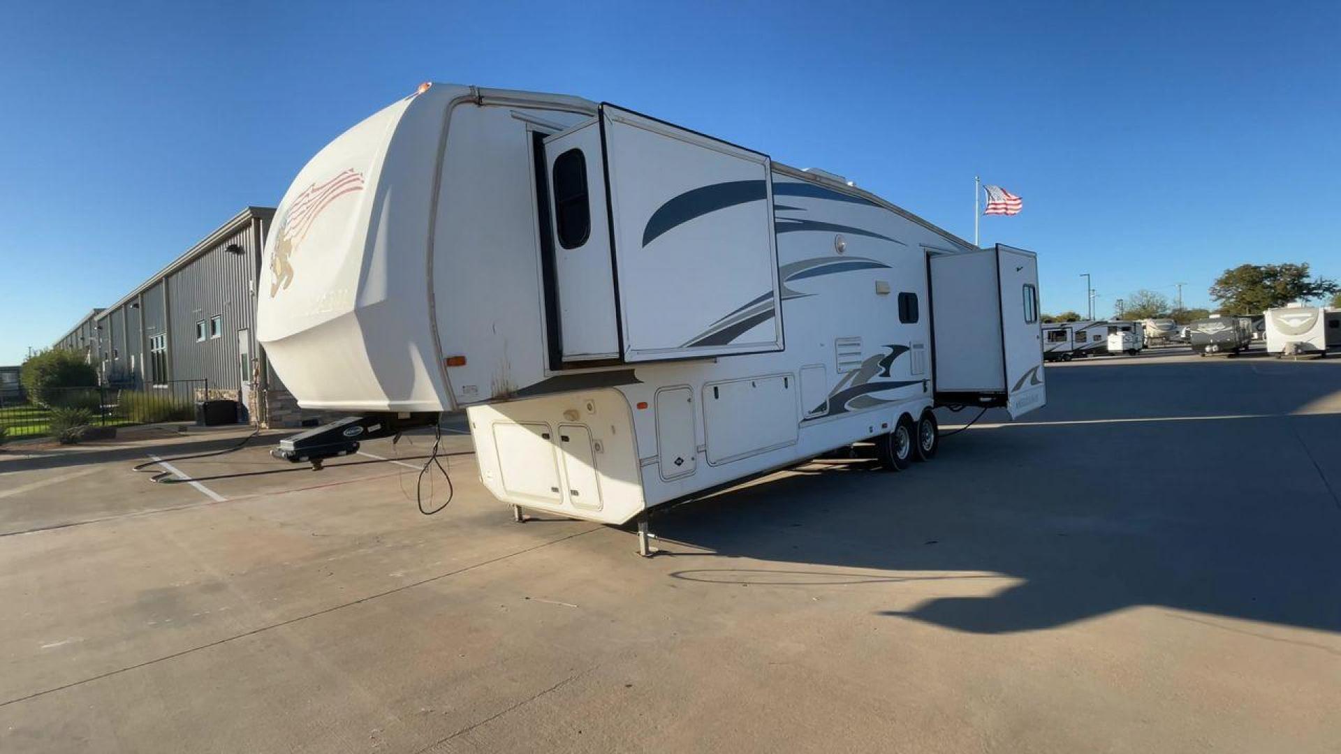 2009 FOREST RIVER CARDINAL 37RL - (4X4FCAJ299G) , located at 4319 N Main Street, Cleburne, TX, 76033, (817) 221-0660, 32.435829, -97.384178 - Photo#5