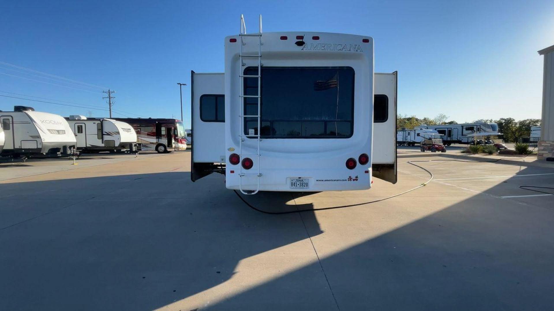 2009 FOREST RIVER CARDINAL 37RL - (4X4FCAJ299G) , located at 4319 N Main Street, Cleburne, TX, 76033, (817) 221-0660, 32.435829, -97.384178 - Photo#8