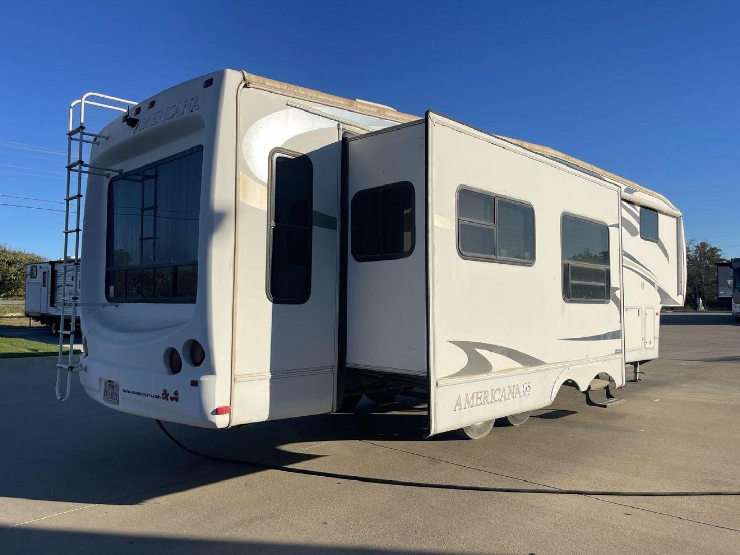 2009 FOREST RIVER CARDINAL 37RL - (4X4FCAJ299G) , located at 4319 N Main Street, Cleburne, TX, 76033, (817) 221-0660, 32.435829, -97.384178 - Photo#23