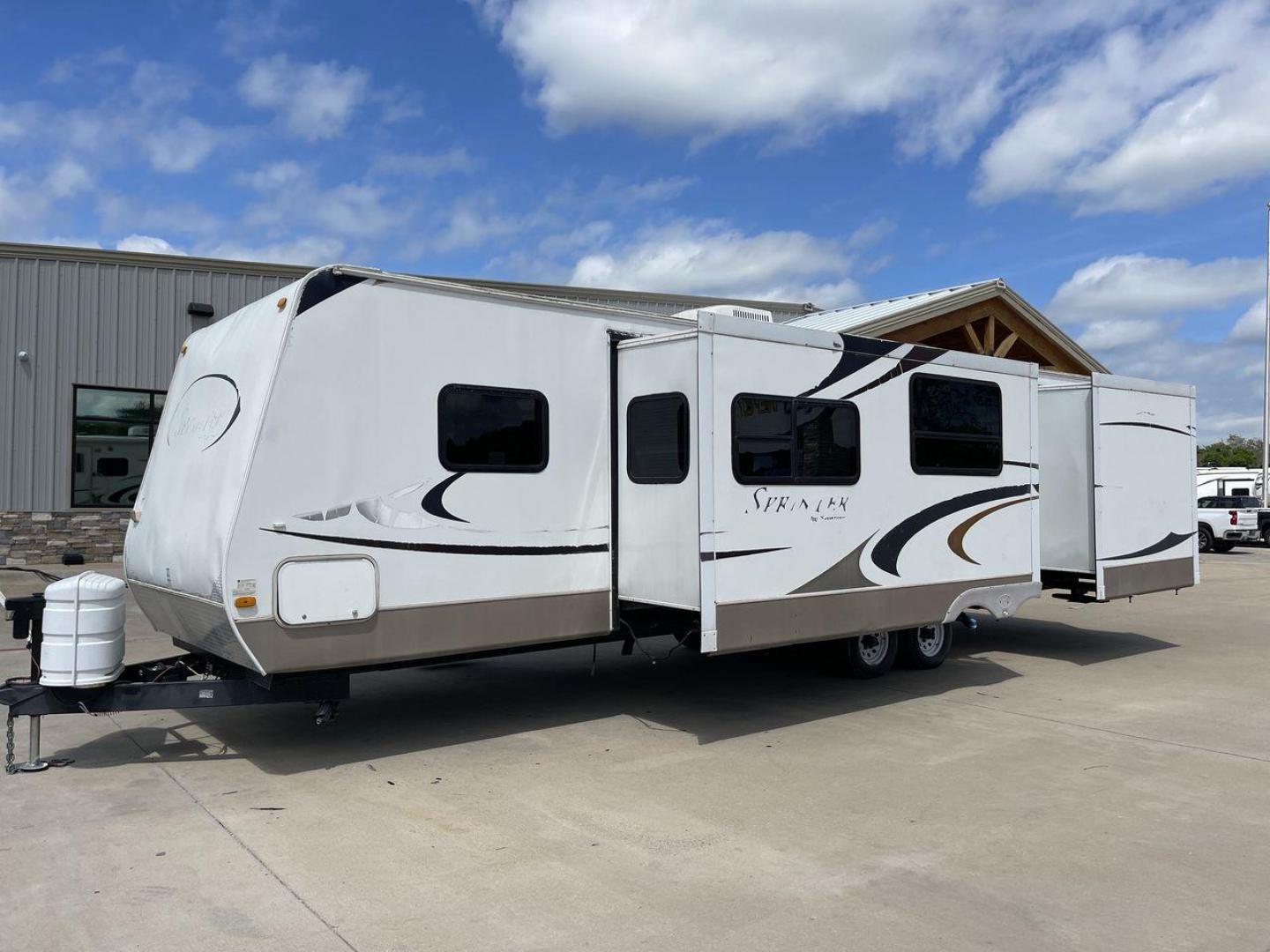 2009 KEYSTONE SPRINTER 311BHS (4YDT3112291) , Length: 35.33 ft | Dry Weight: 8,140 lbs. | Gross Weight: 11,185 lbs | Slides: 2 transmission, located at 4319 N Main Street, Cleburne, TX, 76033, (817) 221-0660, 32.435829, -97.384178 - Indulge in the ultimate in cozy and memorable camping with the 2009 Keystone Sprinter 311BHS. This 35-foot travel trailer perfectly blends functionality and style to offer a comfortable and practical haven for families and friends. With a dry weight of 8,140 lbs., the Sprinter 311BHS is a lightweigh - Photo#22