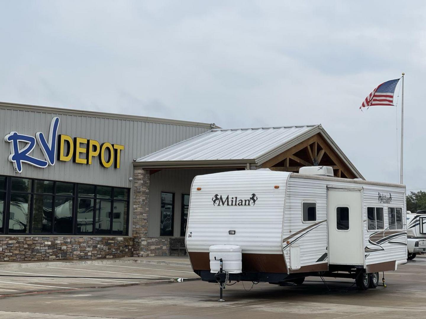 2009 MILAN 29BHSG (5LZBL2929AR) , Length: 34 ft | Dry Weight: 7,200 lbs | Slides: 1 transmission, located at 4319 N Main Street, Cleburne, TX, 76033, (817) 221-0660, 32.435829, -97.384178 - Photo#0