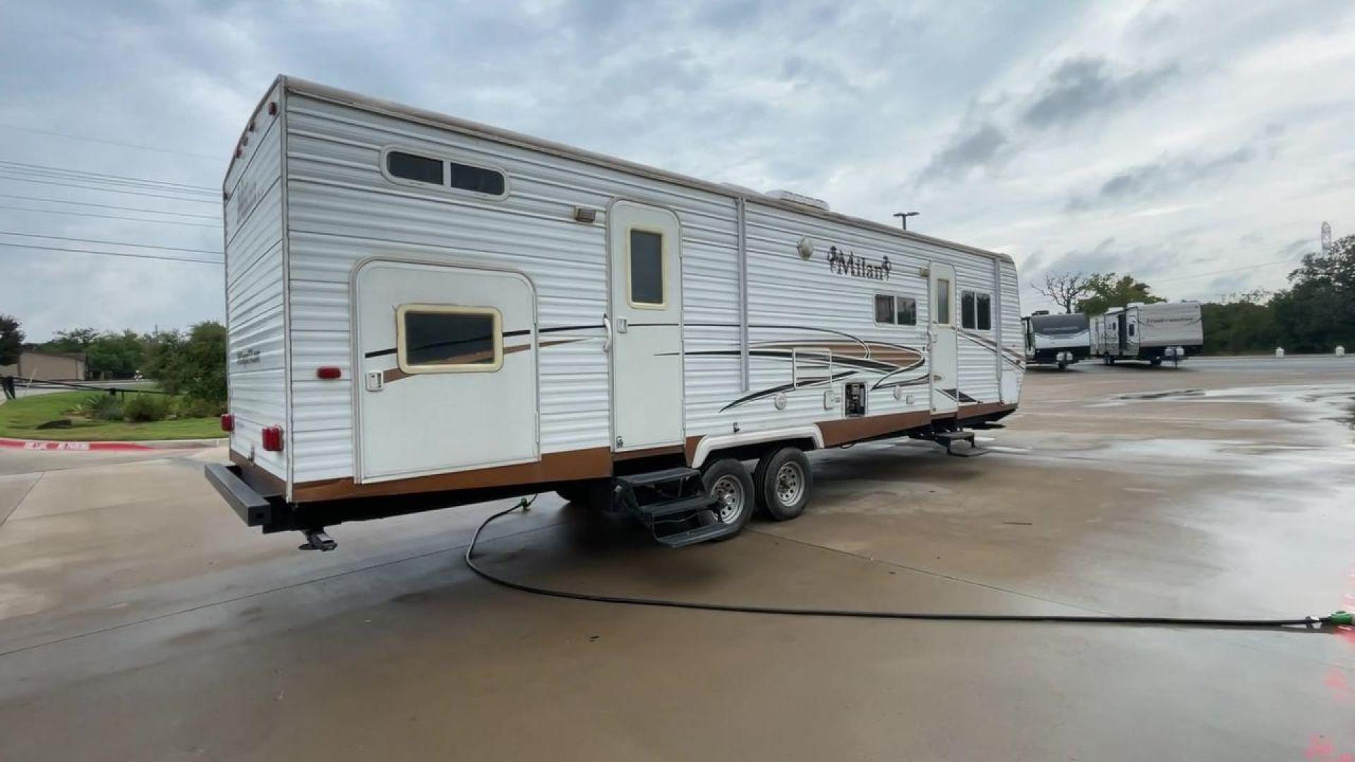 2009 MILAN 29BHSG (5LZBL2929AR) , Length: 34 ft | Dry Weight: 7,200 lbs | Slides: 1 transmission, located at 4319 N Main Street, Cleburne, TX, 76033, (817) 221-0660, 32.435829, -97.384178 - Photo#1