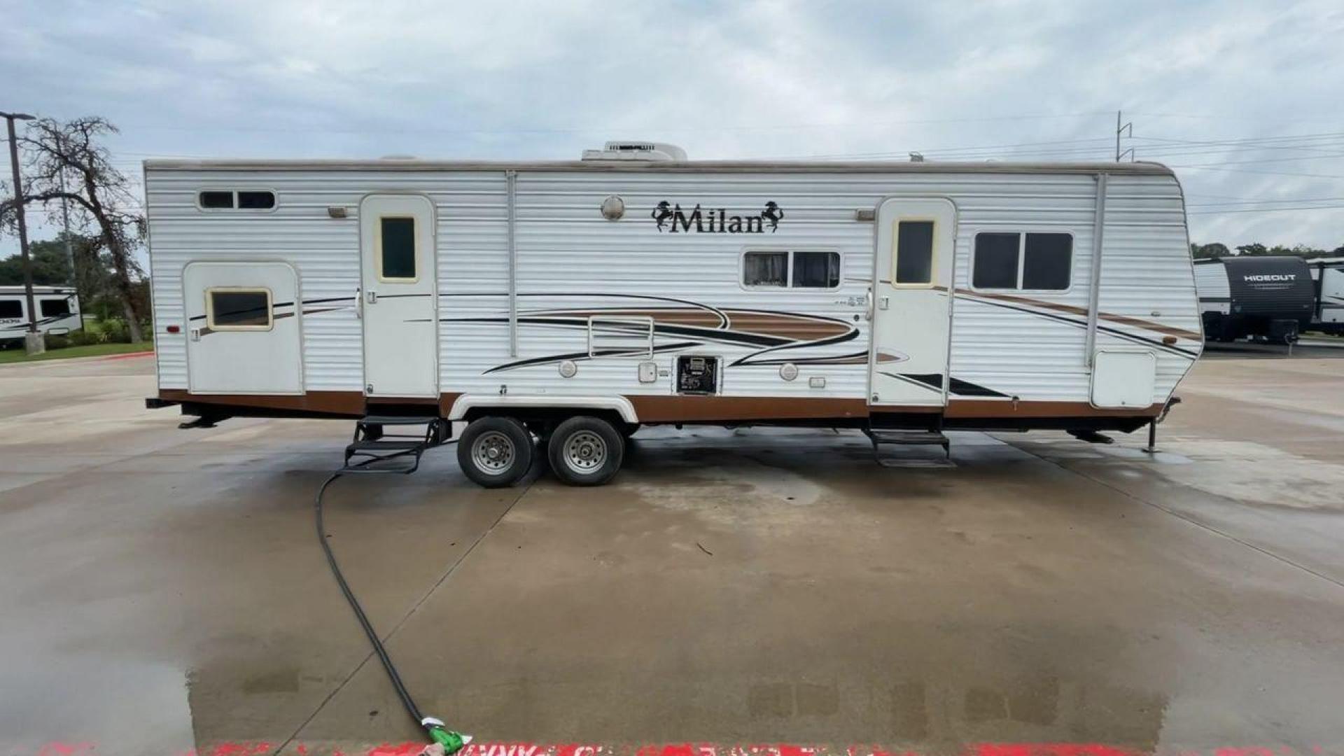 2009 MILAN 29BHSG (5LZBL2929AR) , Length: 34 ft | Dry Weight: 7,200 lbs | Slides: 1 transmission, located at 4319 N Main Street, Cleburne, TX, 76033, (817) 221-0660, 32.435829, -97.384178 - Photo#2