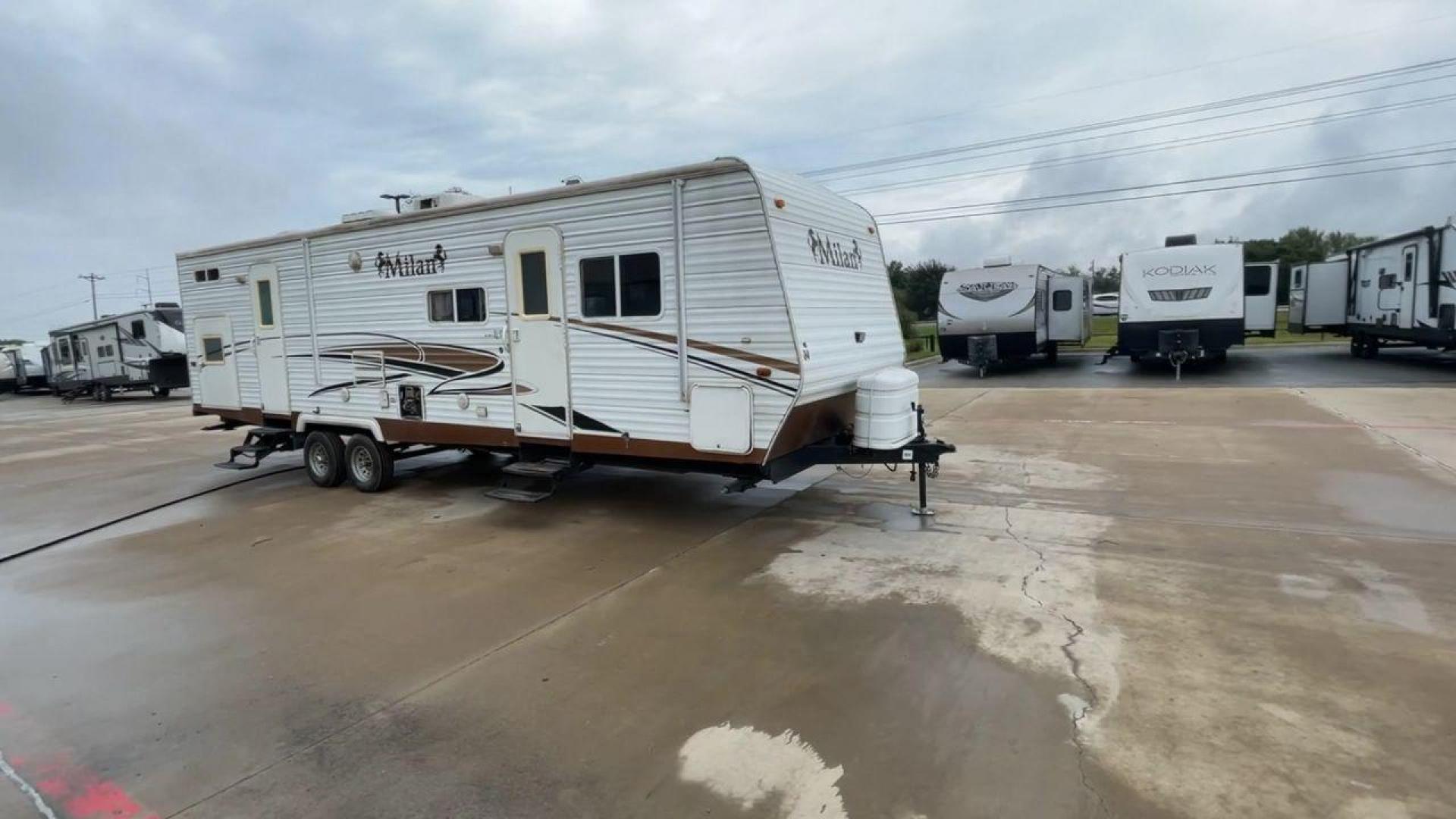 2009 MILAN 29BHSG (5LZBL2929AR) , Length: 34 ft | Dry Weight: 7,200 lbs | Slides: 1 transmission, located at 4319 N Main Street, Cleburne, TX, 76033, (817) 221-0660, 32.435829, -97.384178 - Photo#3