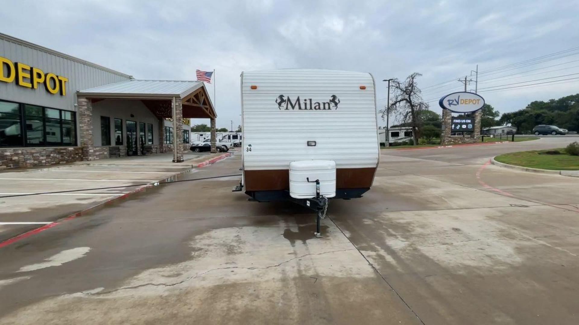 2009 MILAN 29BHSG (5LZBL2929AR) , Length: 34 ft | Dry Weight: 7,200 lbs | Slides: 1 transmission, located at 4319 N Main Street, Cleburne, TX, 76033, (817) 221-0660, 32.435829, -97.384178 - Photo#4