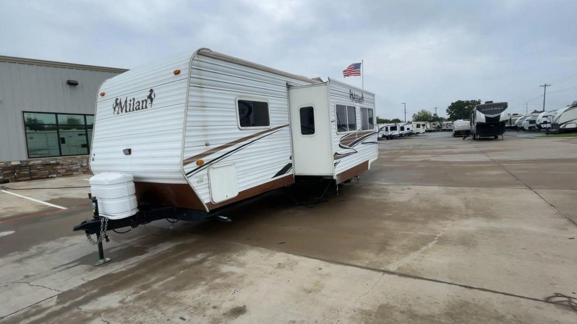 2009 MILAN 29BHSG (5LZBL2929AR) , Length: 34 ft | Dry Weight: 7,200 lbs | Slides: 1 transmission, located at 4319 N Main Street, Cleburne, TX, 76033, (817) 221-0660, 32.435829, -97.384178 - Photo#5