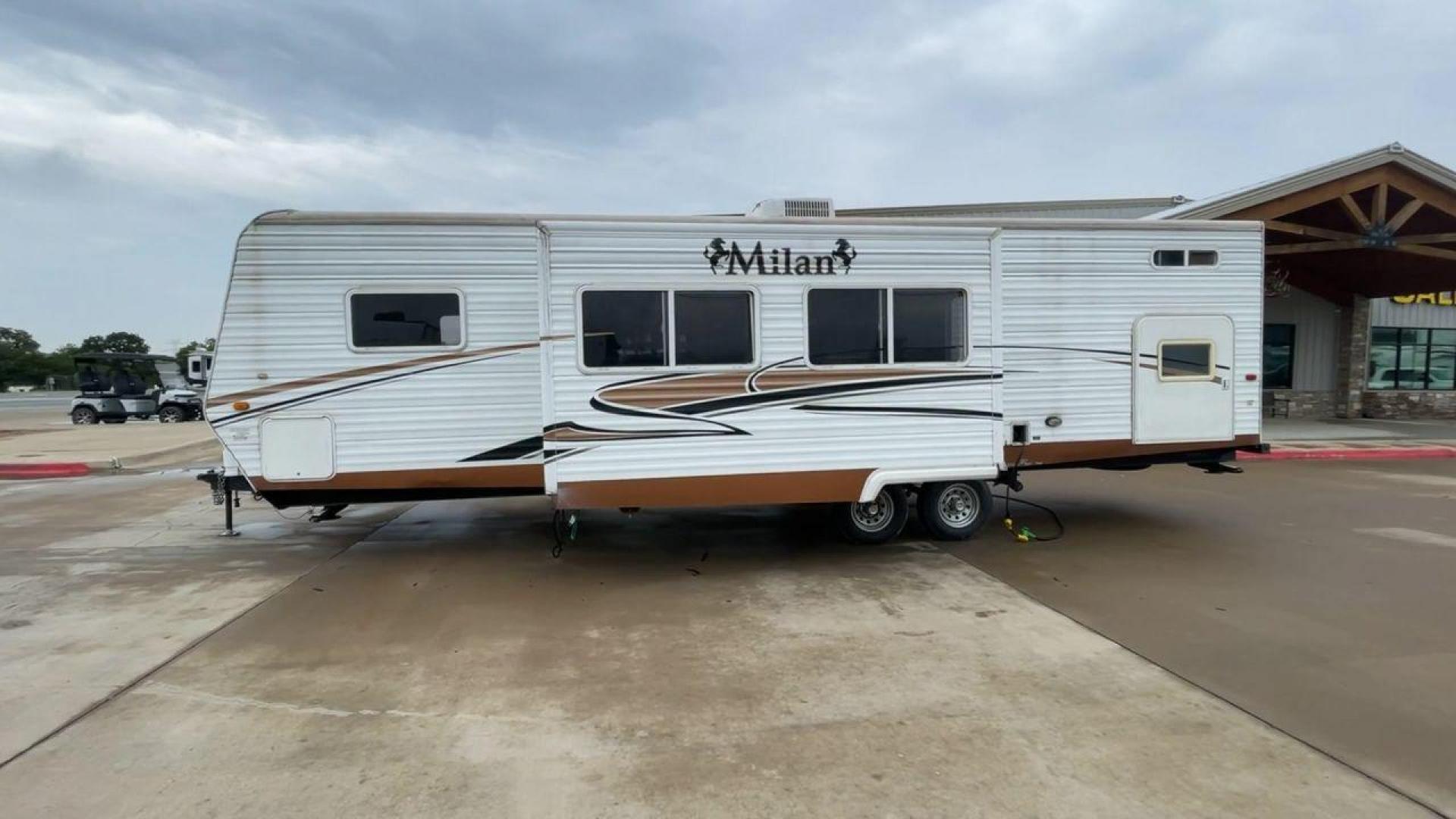 2009 MILAN 29BHSG (5LZBL2929AR) , Length: 34 ft | Dry Weight: 7,200 lbs | Slides: 1 transmission, located at 4319 N Main Street, Cleburne, TX, 76033, (817) 221-0660, 32.435829, -97.384178 - Photo#6