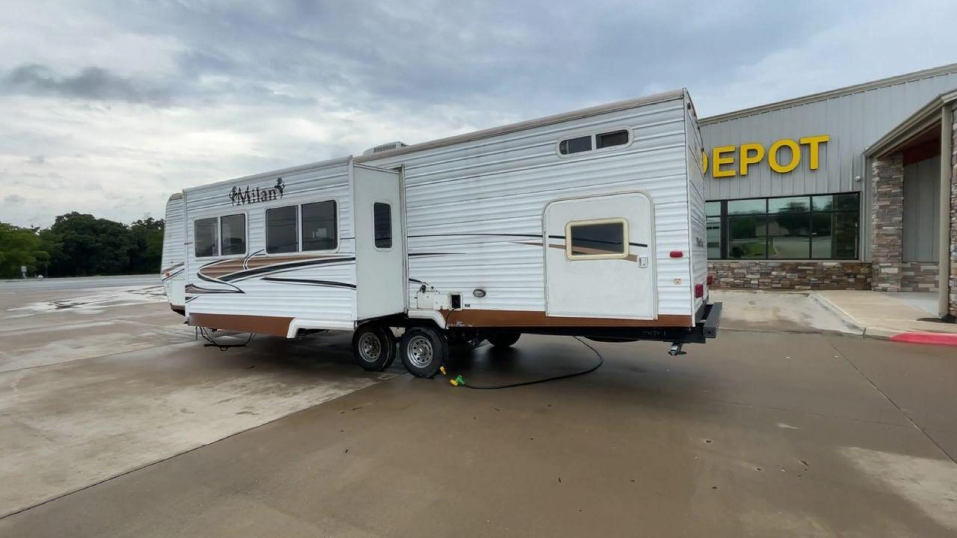 2009 MILAN 29BHSG (5LZBL2929AR) , Length: 34 ft | Dry Weight: 7,200 lbs | Slides: 1 transmission, located at 4319 N Main Street, Cleburne, TX, 76033, (817) 221-0660, 32.435829, -97.384178 - Photo#7