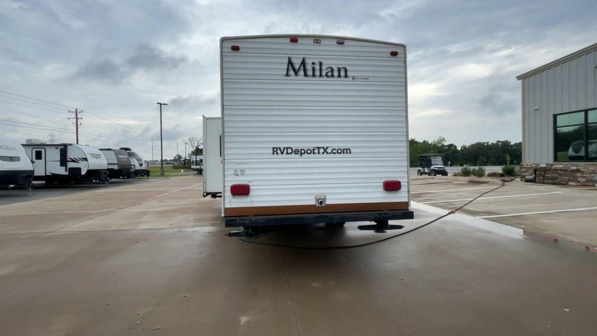 2009 MILAN 29BHSG (5LZBL2929AR) , Length: 34 ft | Dry Weight: 7,200 lbs | Slides: 1 transmission, located at 4319 N Main Street, Cleburne, TX, 76033, (817) 221-0660, 32.435829, -97.384178 - Photo#8